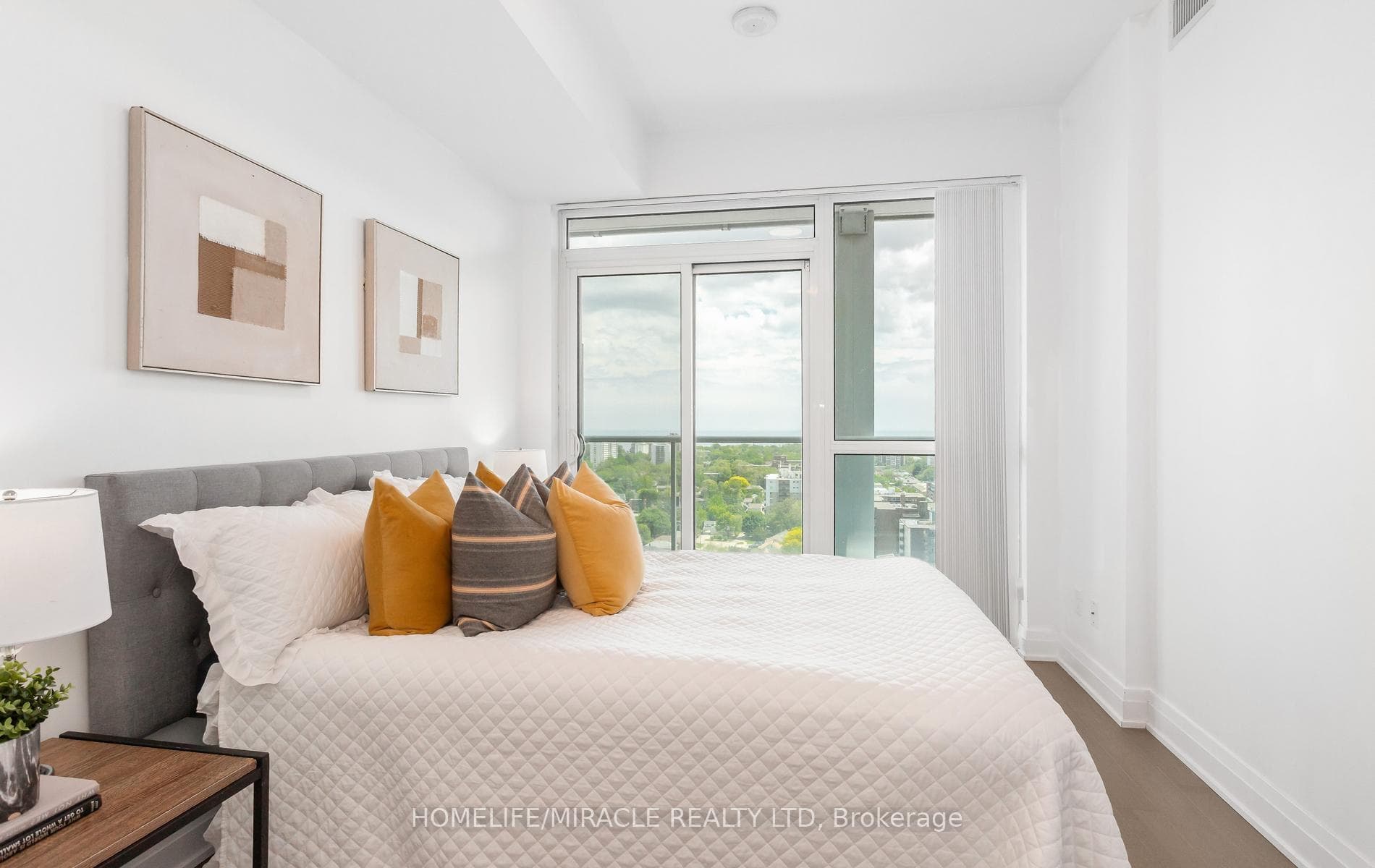 55 Speers Road Unit 1605 photo 17