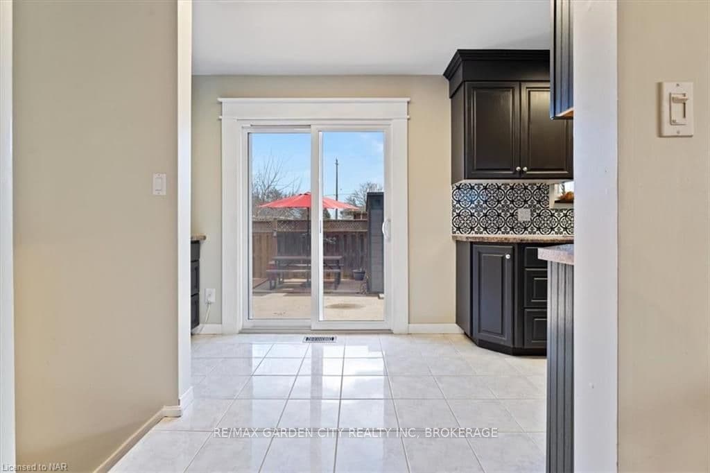 new patio doors off the kitchen to fenced patio &