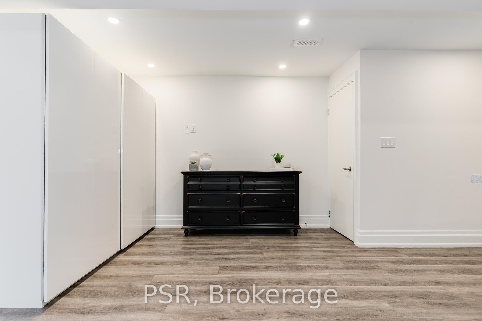 96 Montrose Avenue Unit Lower photo 3