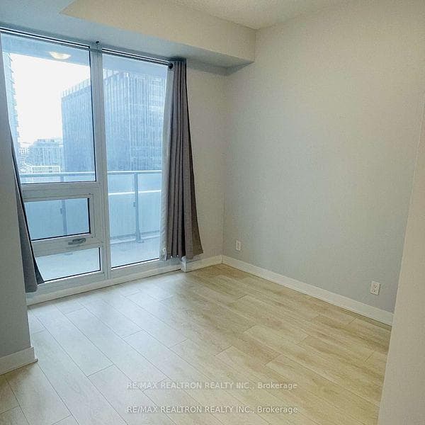 2221 Yonge Street Unit 1007 photo 4