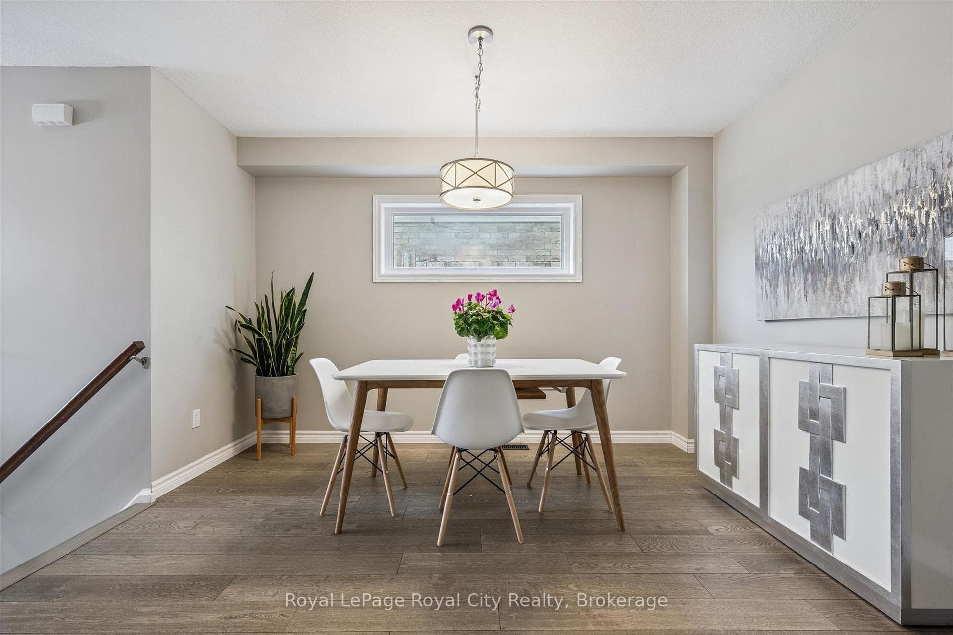 144 Kemp Crescent photo 5