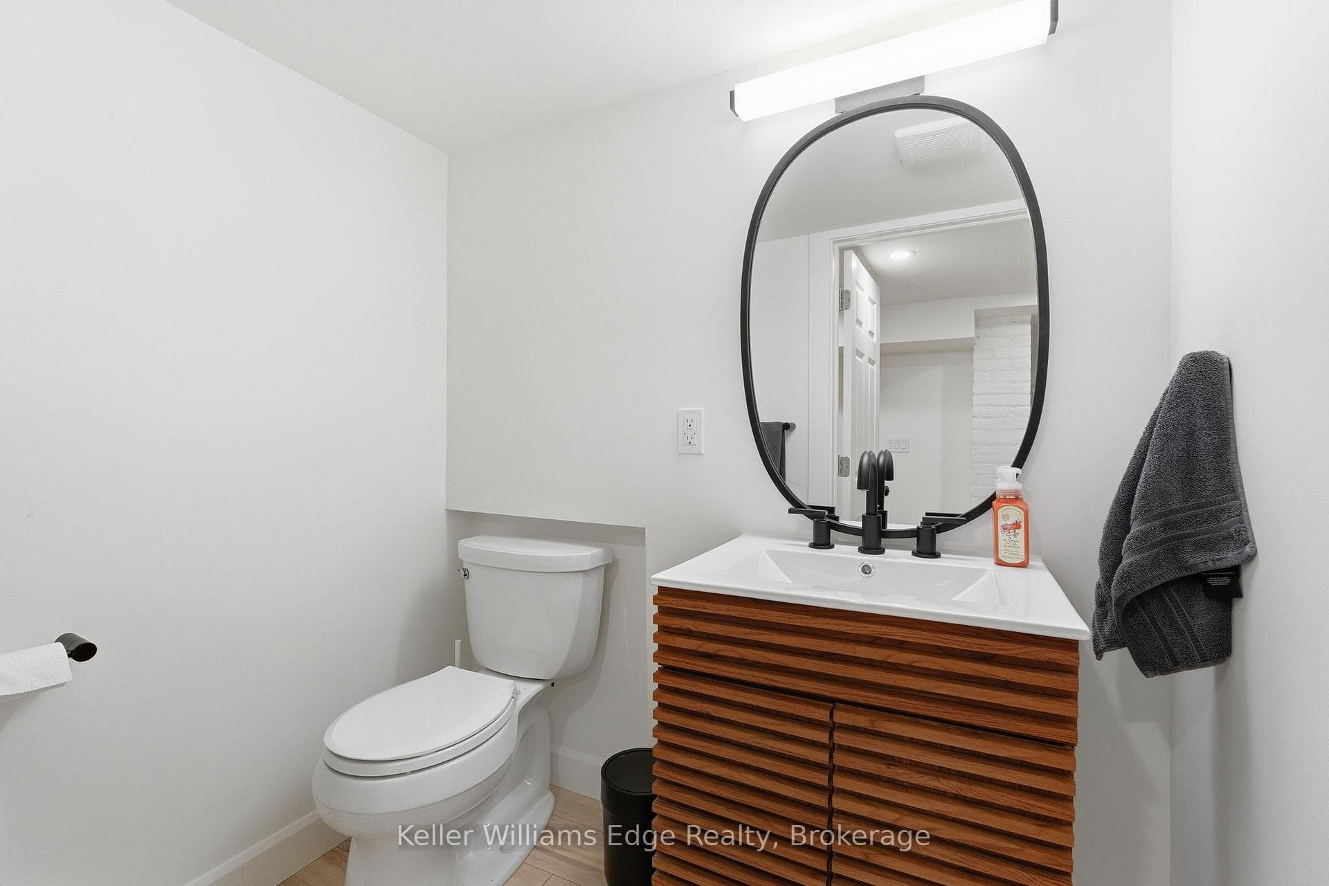 102 Spadina Avenue photo 40
