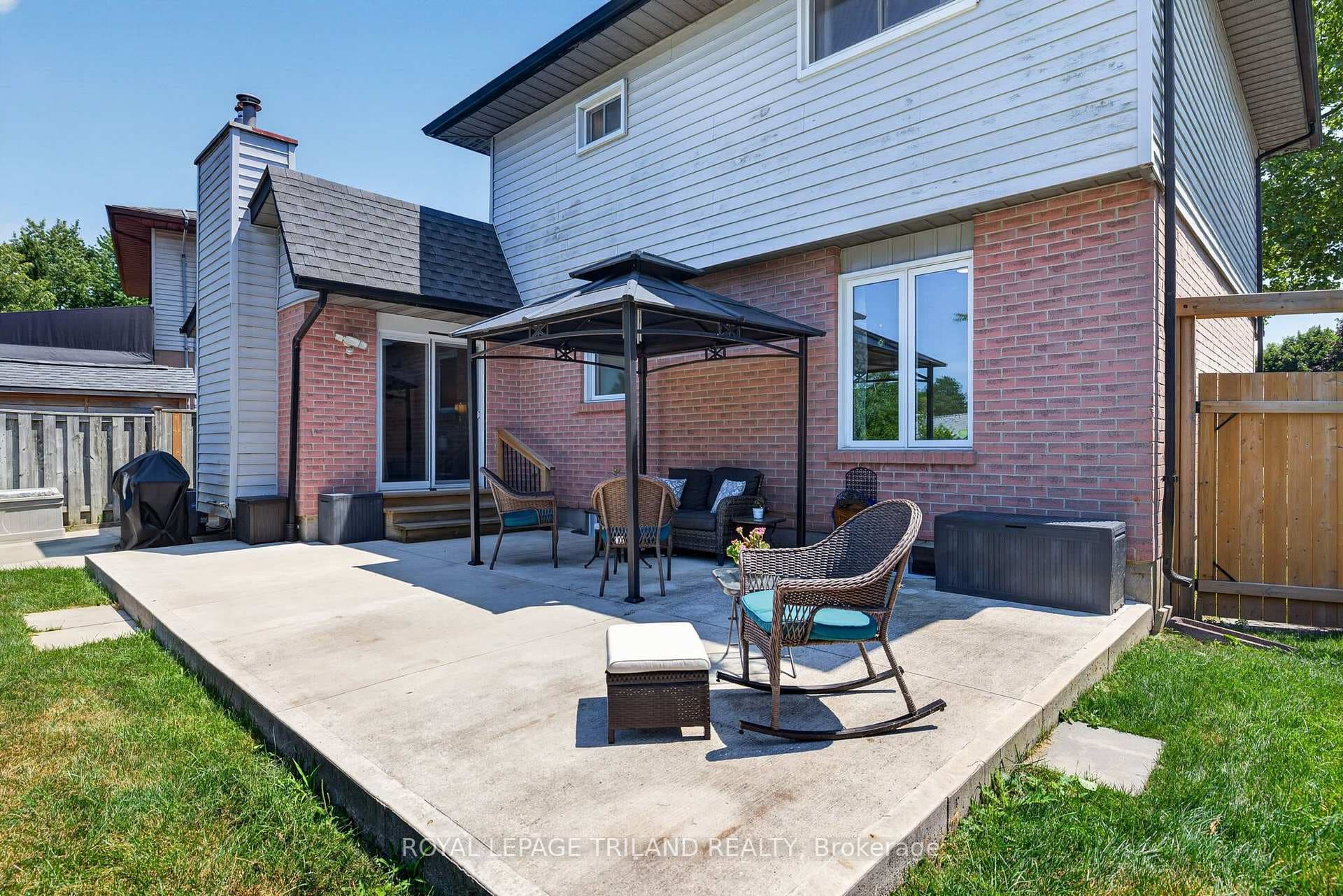 1077 MAHOGANY Crescent photo 34