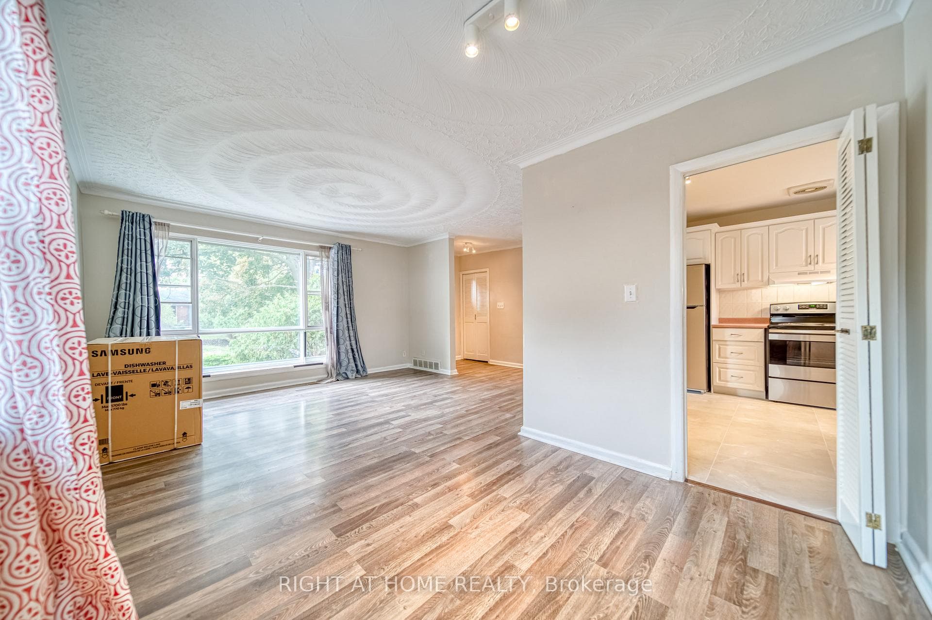 1353 Waverly Avenue photo 13