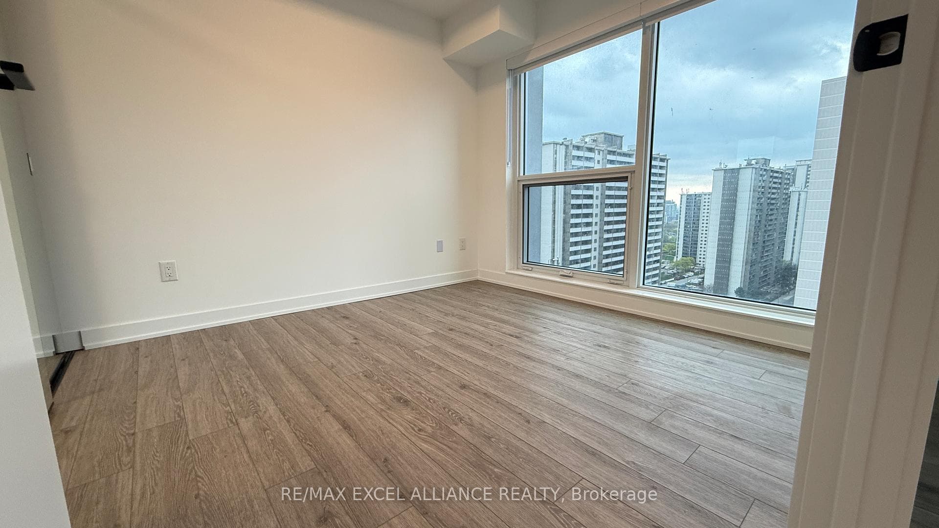 609 Sherbourne Street Unit 1702 photo 14
