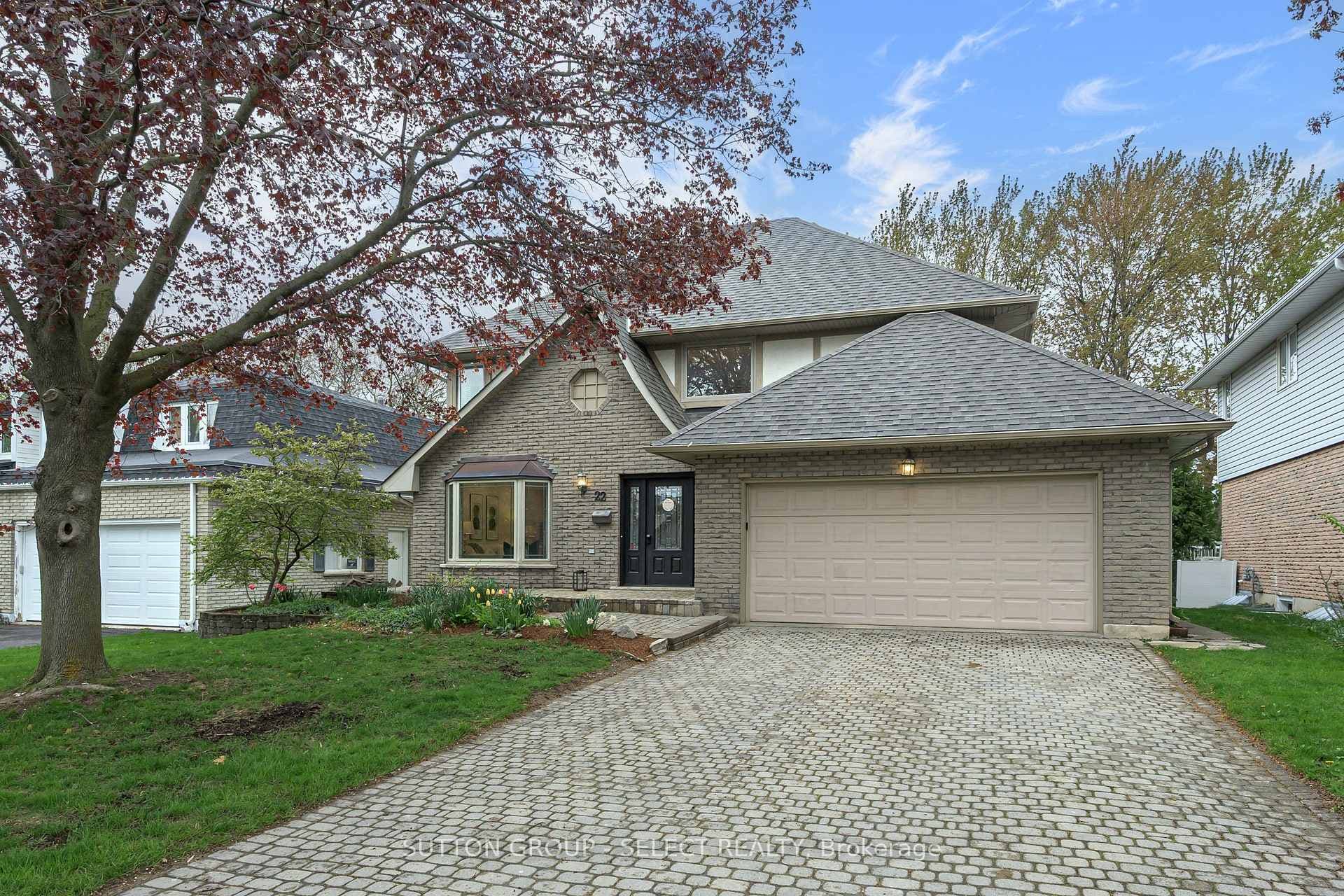 22 Pinegrove Crescent photo 1