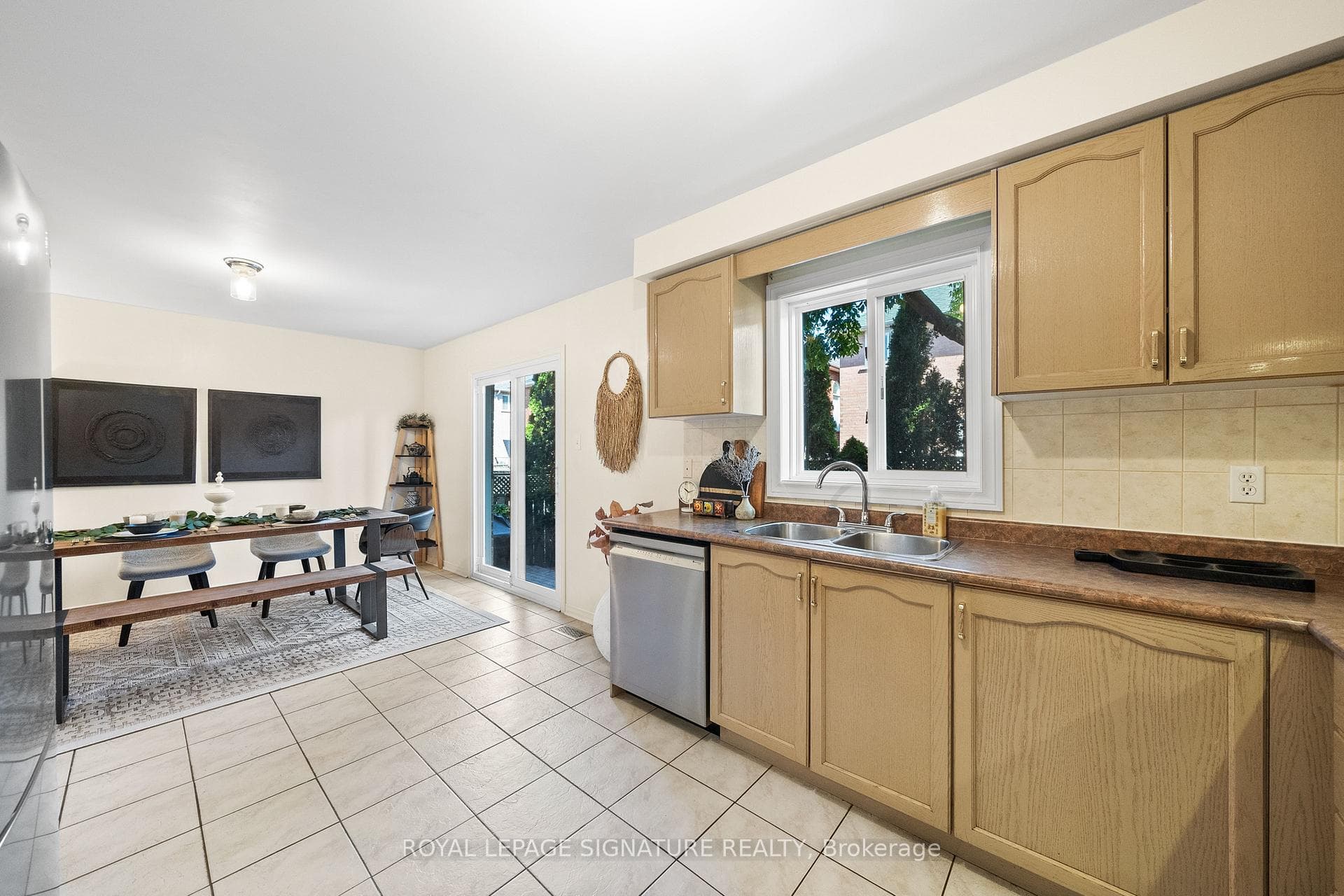 22 Grasslands Avenue photo 12