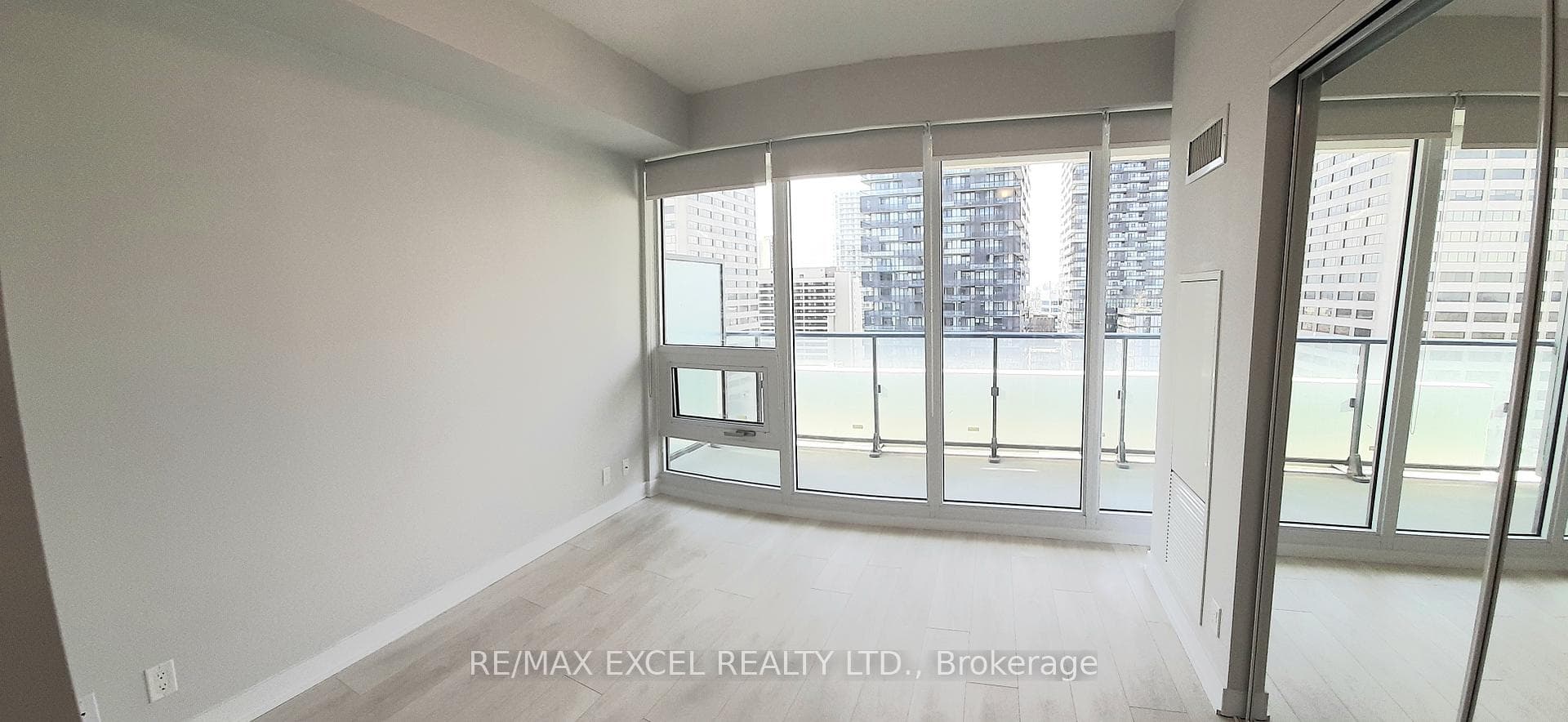 2221 Yonge Street Unit 1502 photo 9