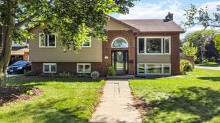301 Newton Crescent photo 1