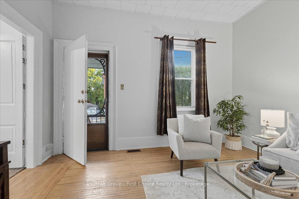 235 Wellington Street photo 4