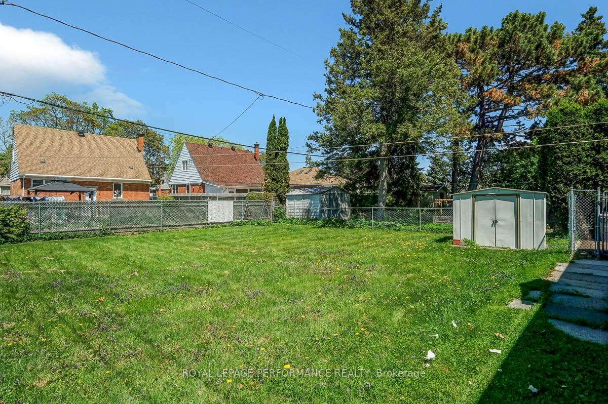 535 Dunbrack Street photo 37