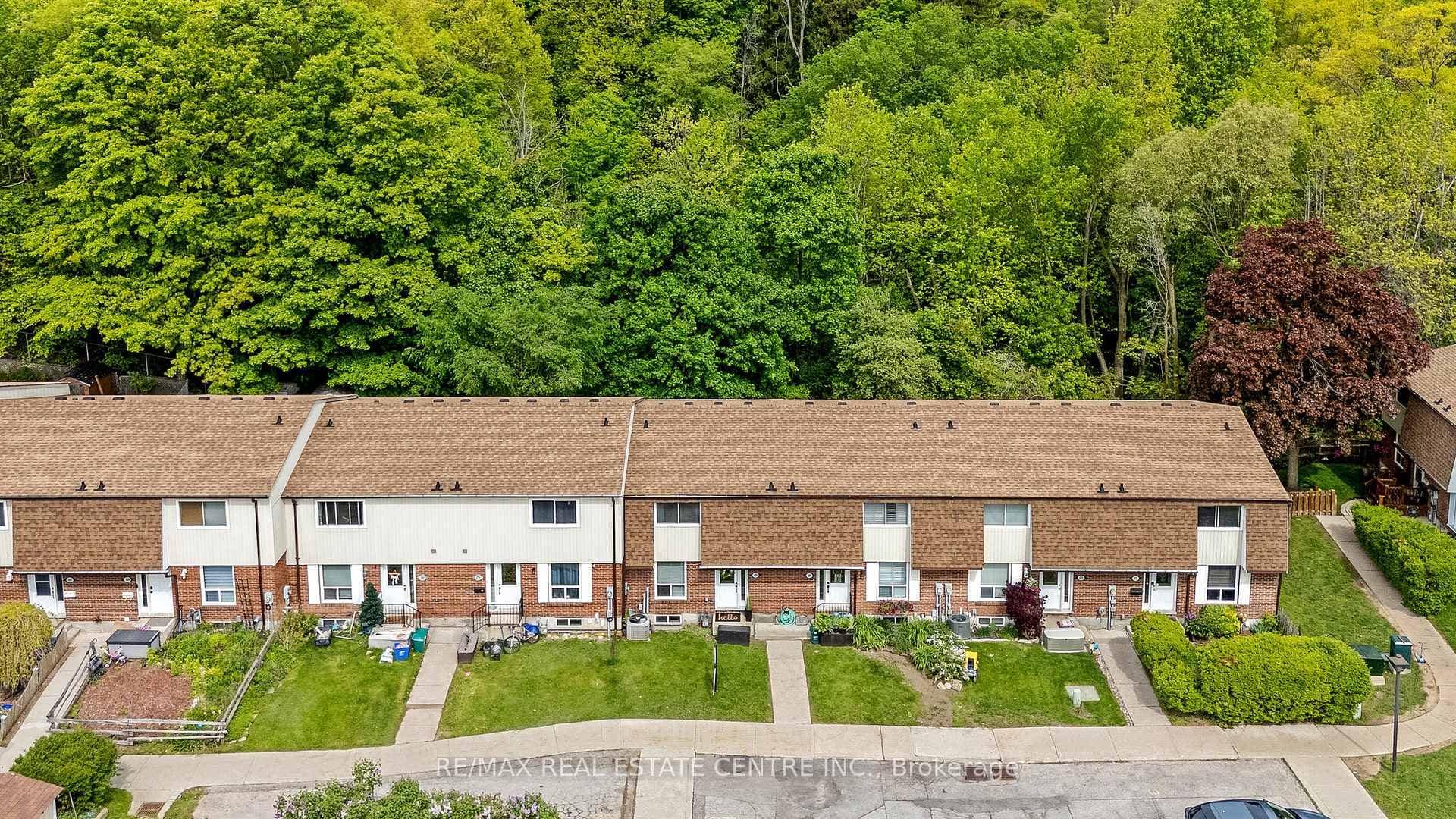 Well maintained townhome backing onto greenspace
