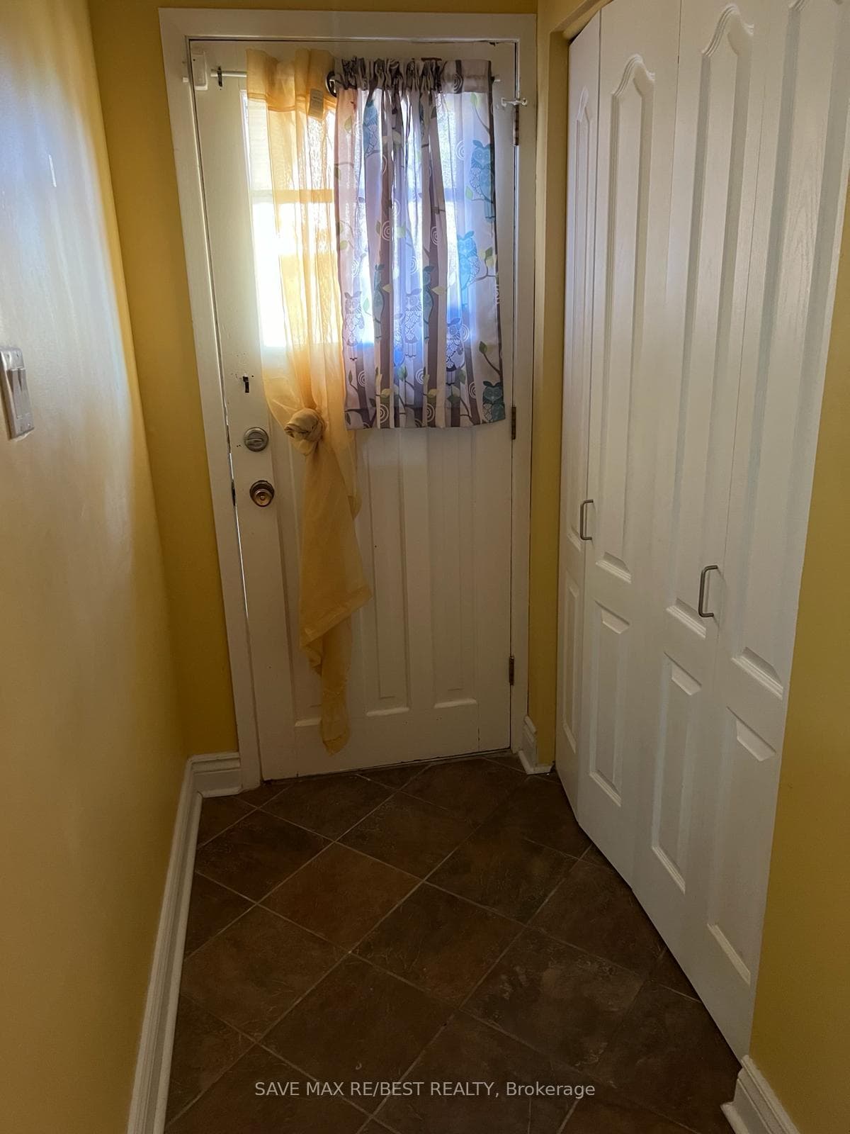 98 Ambleside Drive Unit Main Fl photo 9
