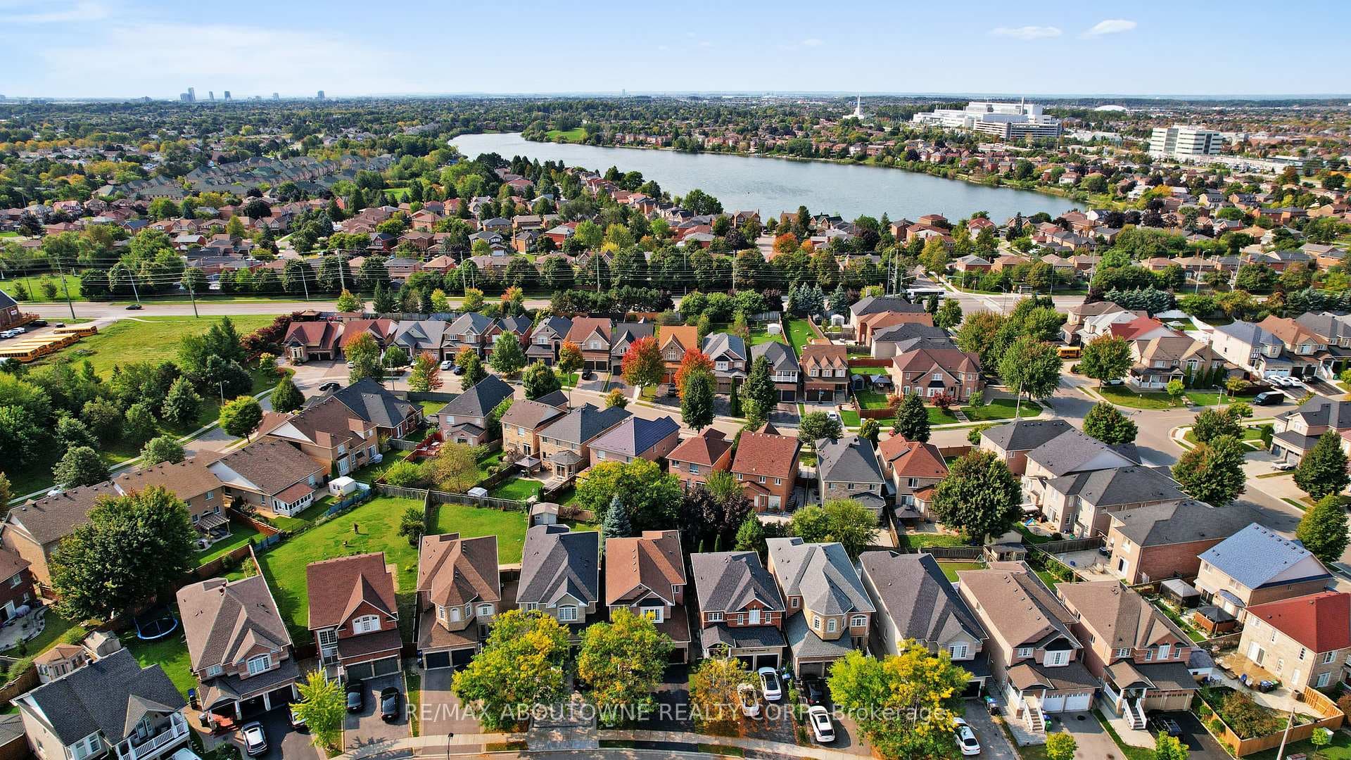 14 Saffron Crescent photo 34