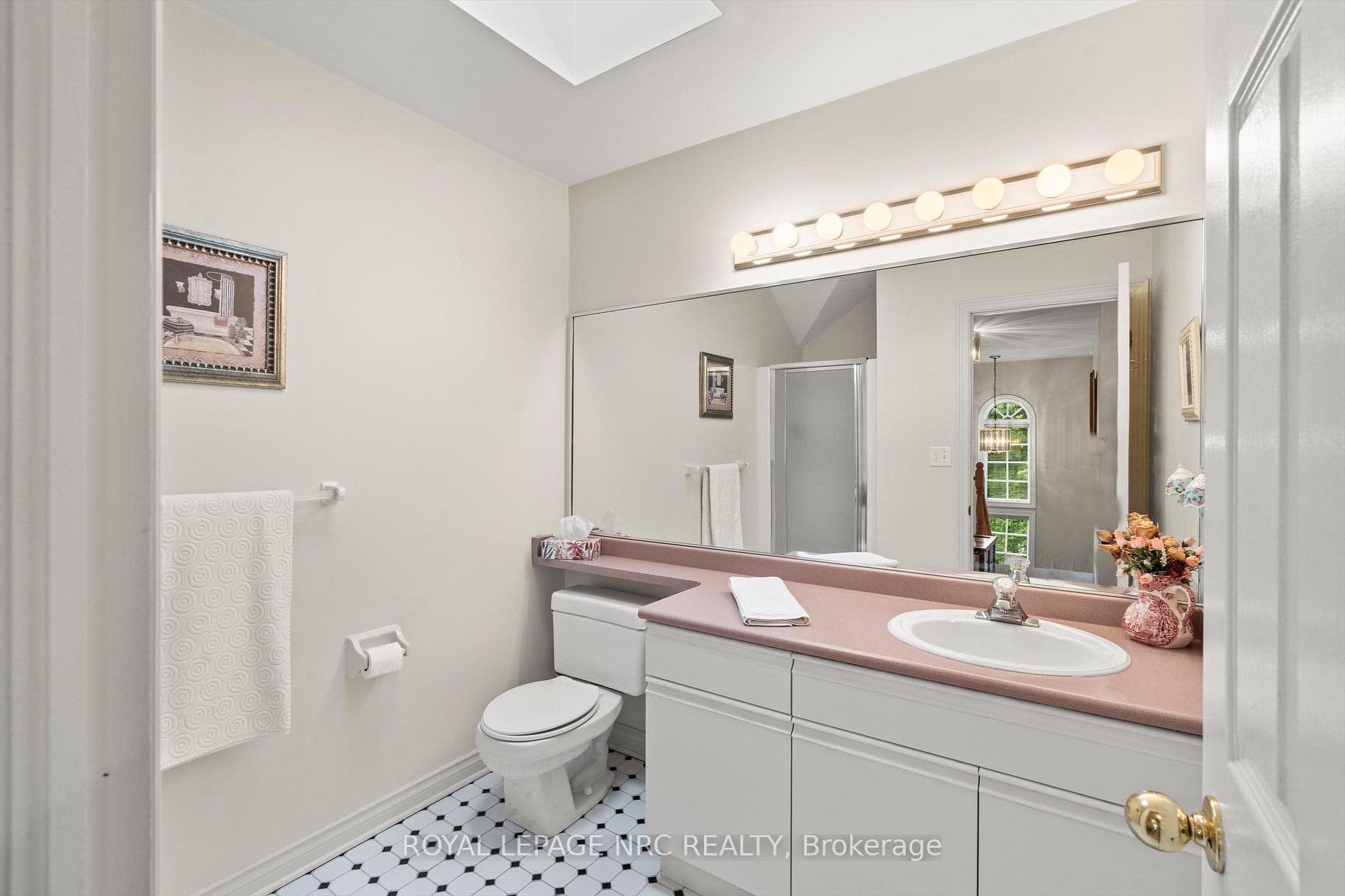 Upper Full Bath!