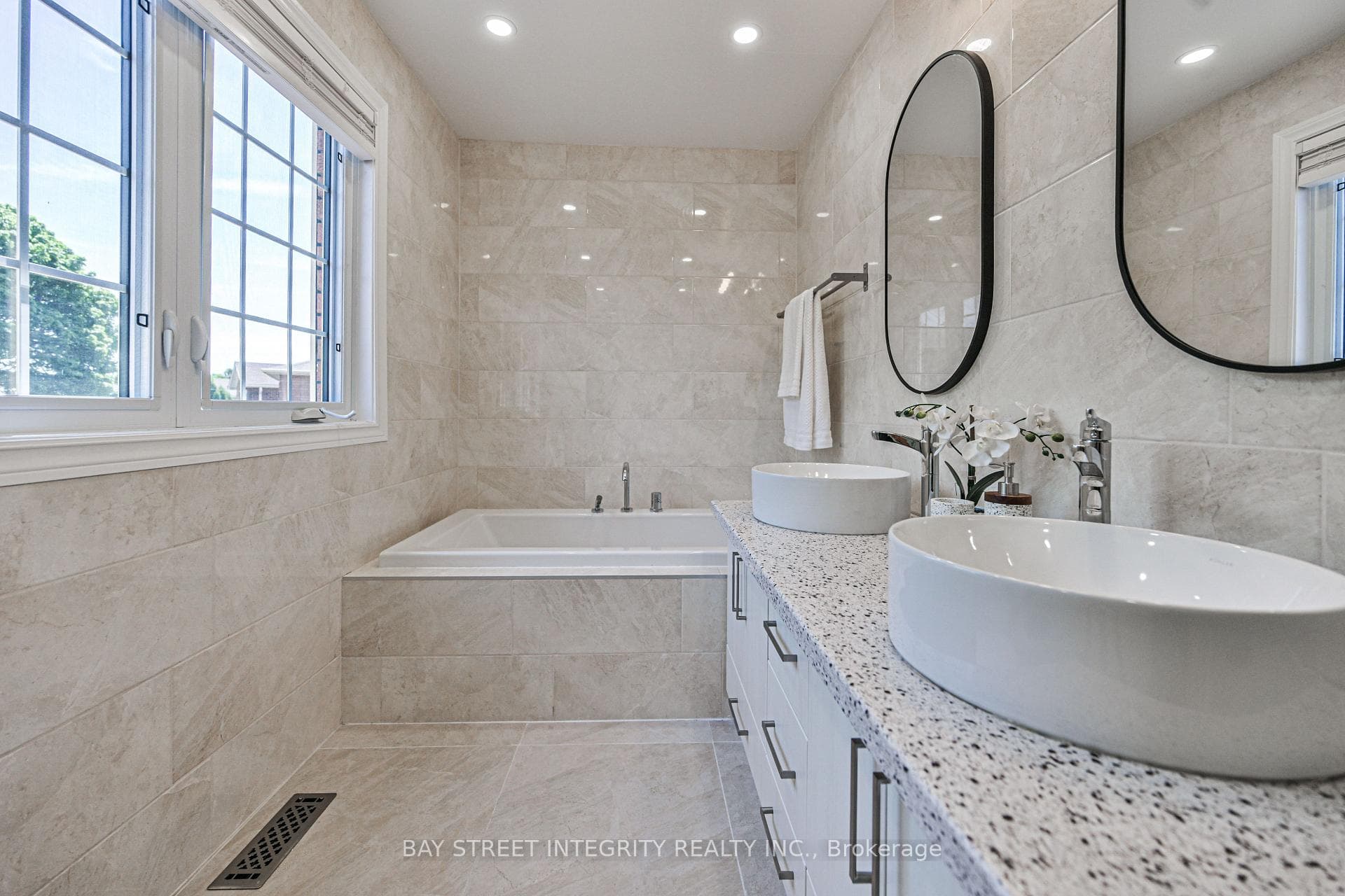 111 Michener Crescent photo 26