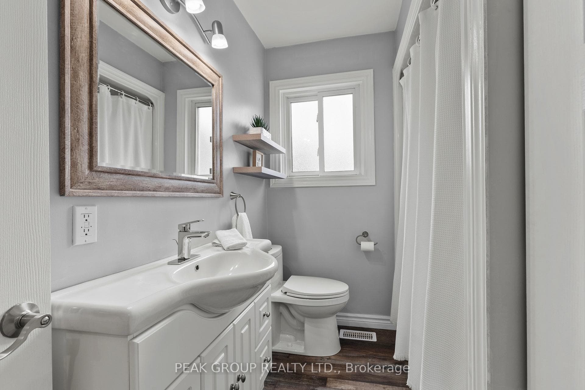 Main floor 4pc bathroom