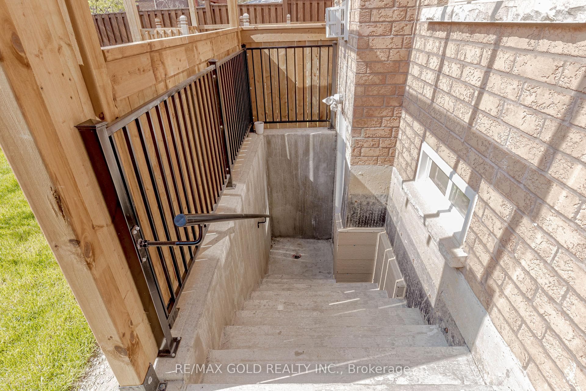 81 Amaranth Crescent photo 34