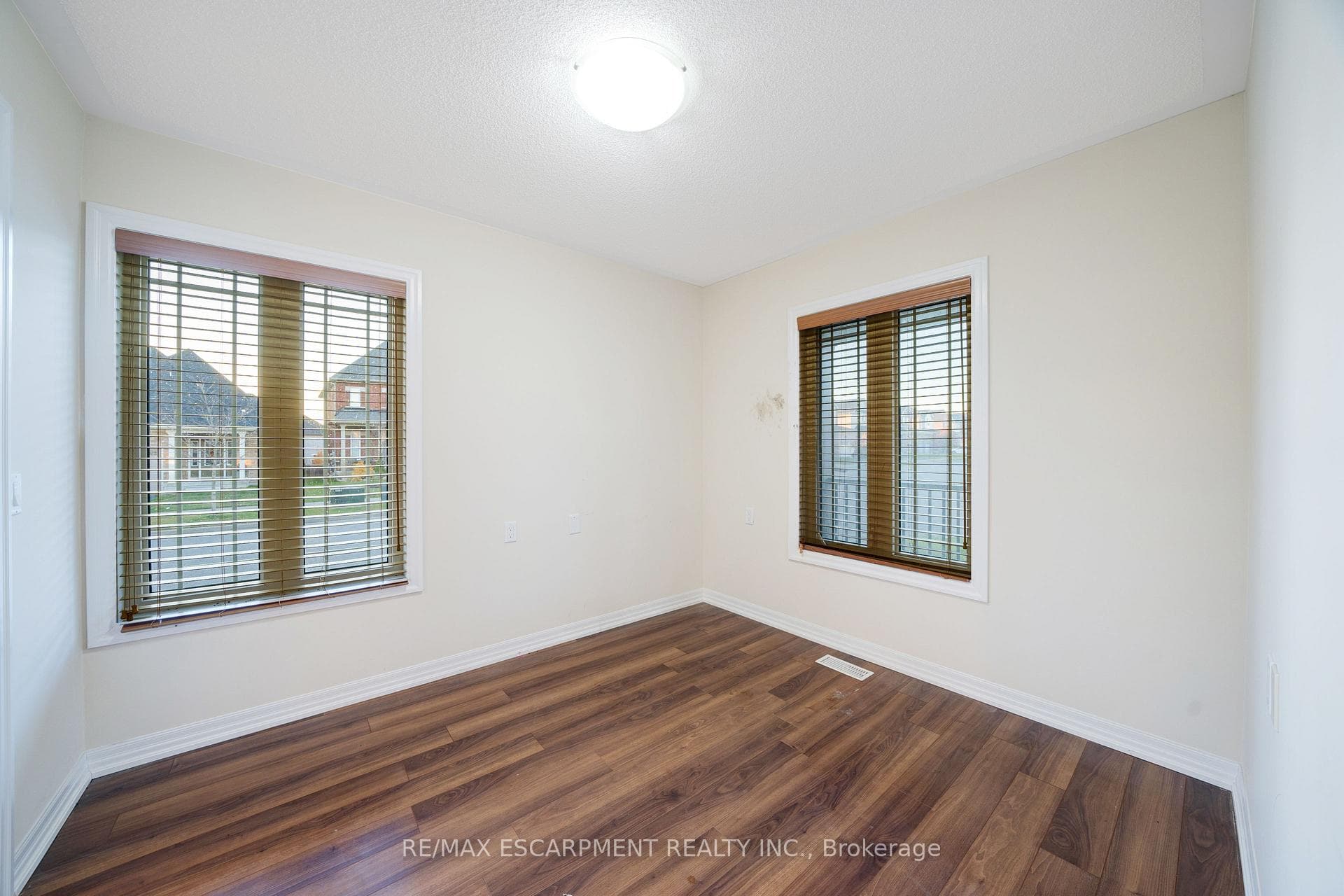 1701 Silverstone Crescent photo 28