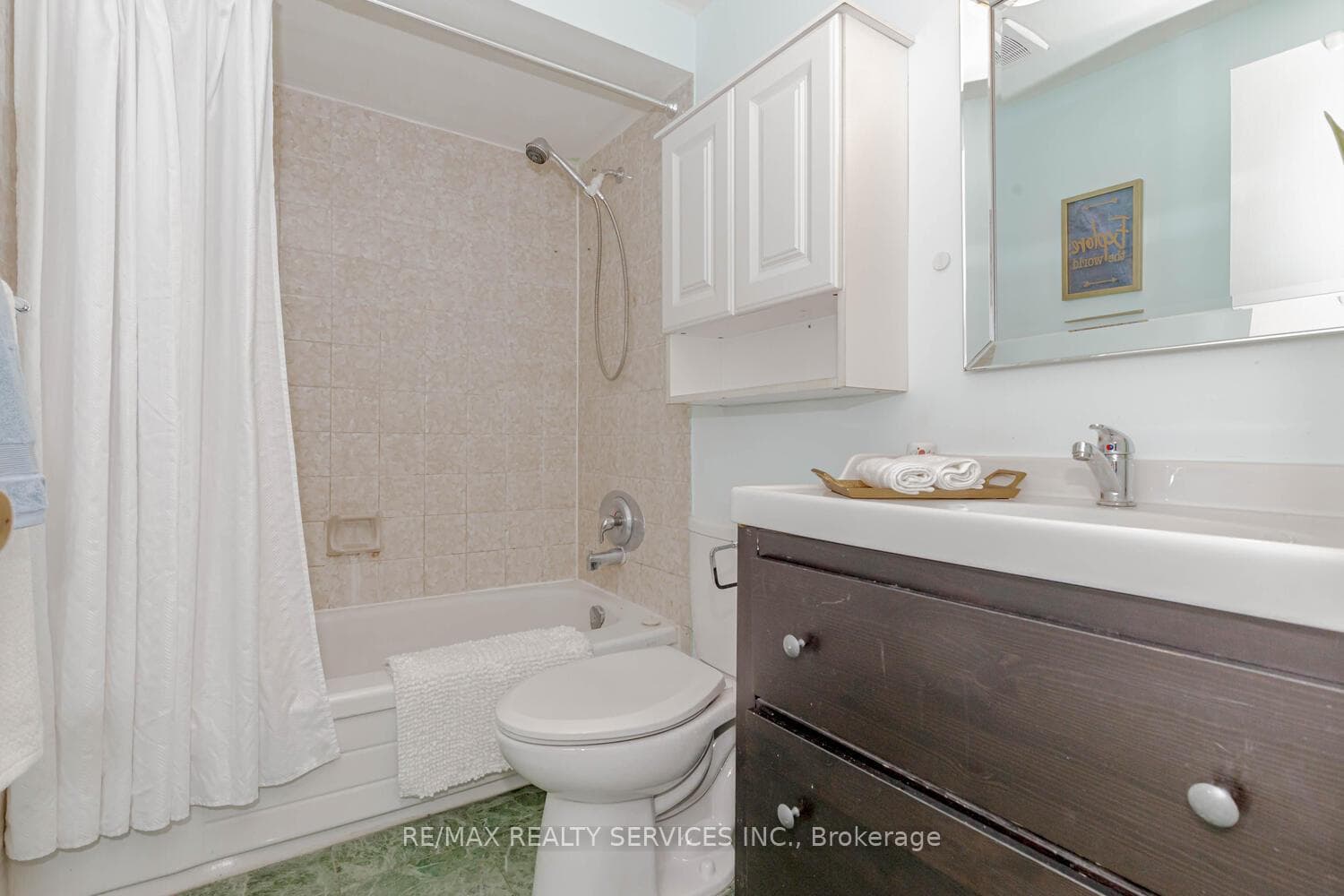 1039 Runnymead Crescent photo 23