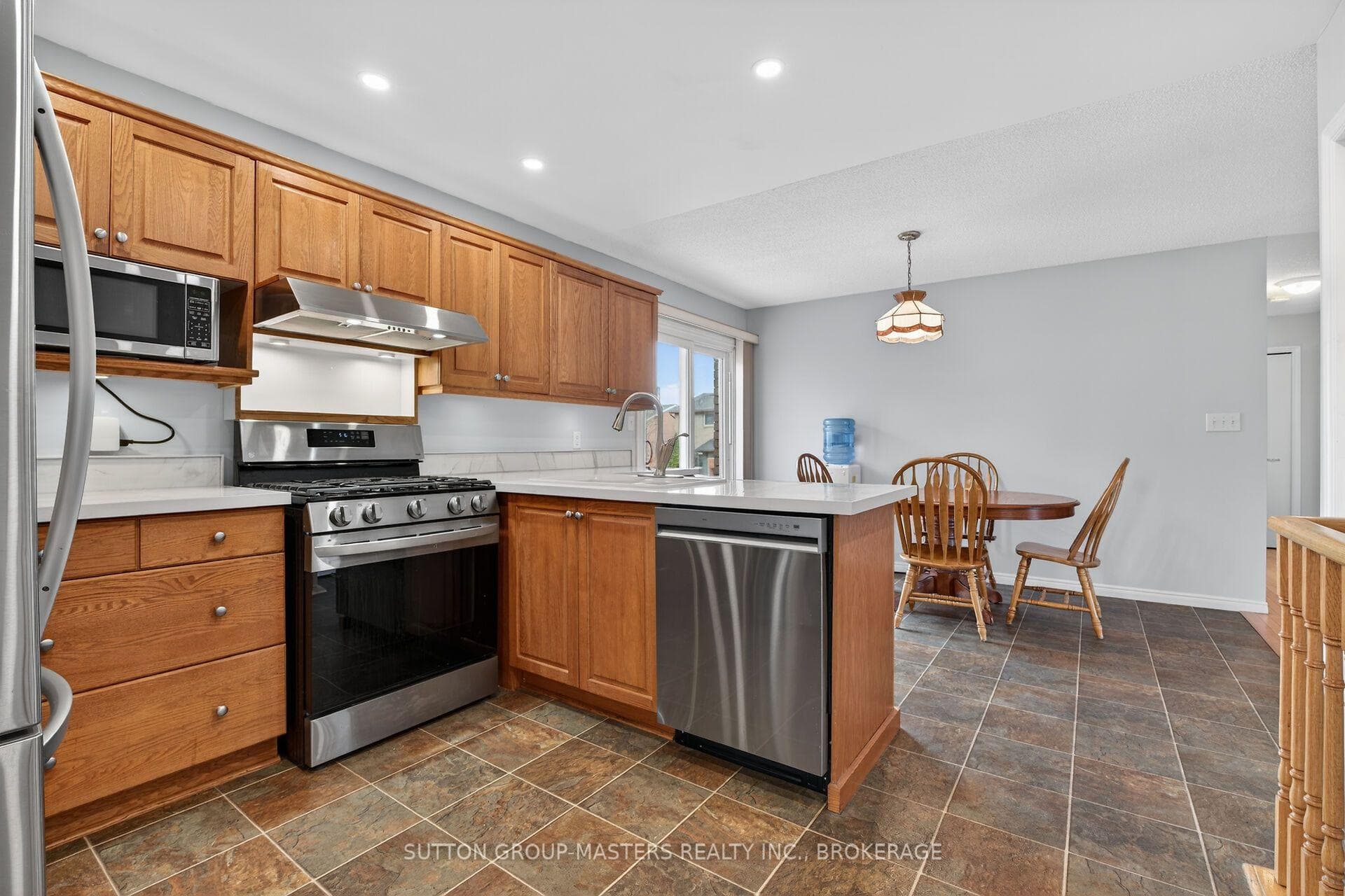 1080 Palmerston Crescent photo 5