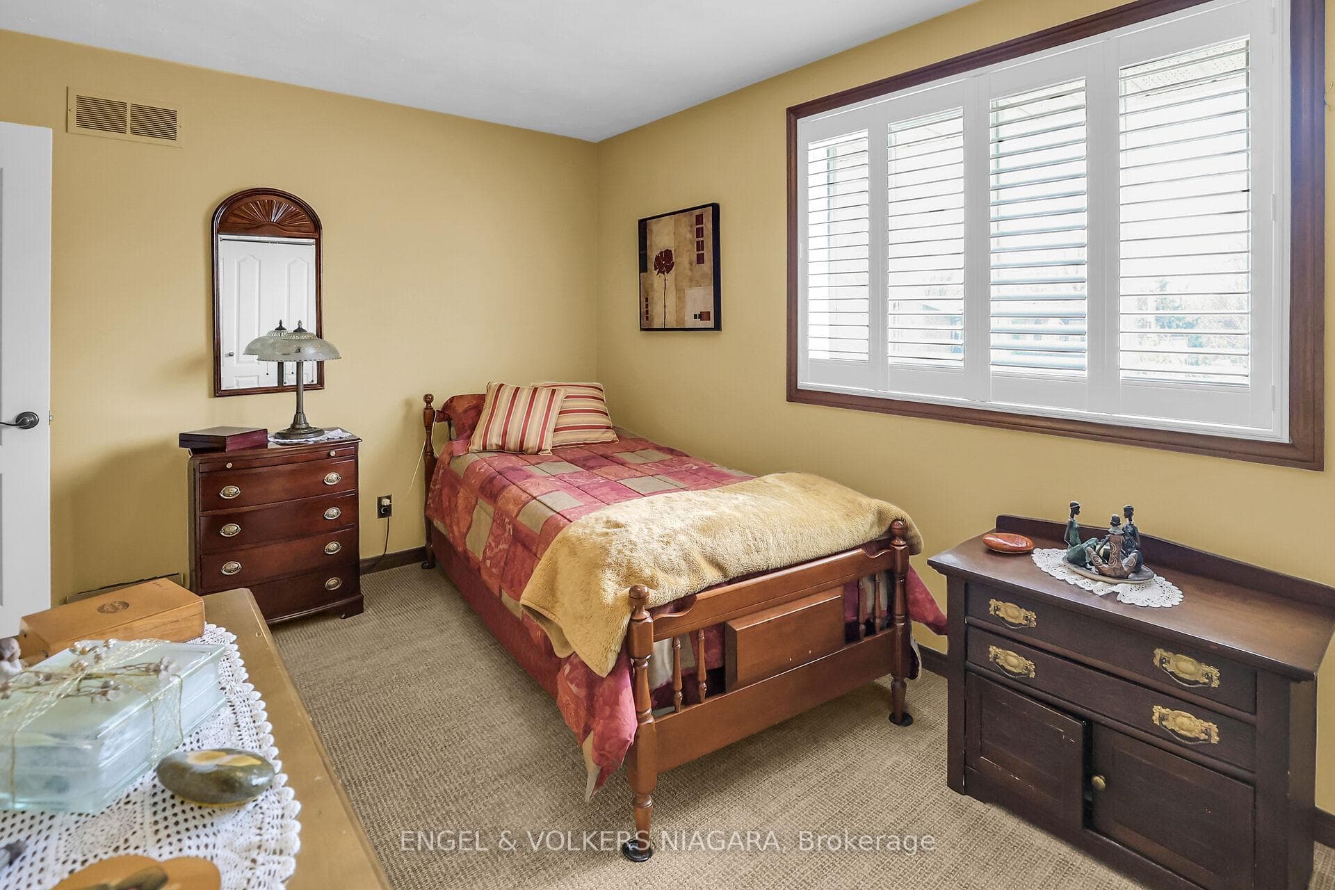 15 Butler Crescent photo 18