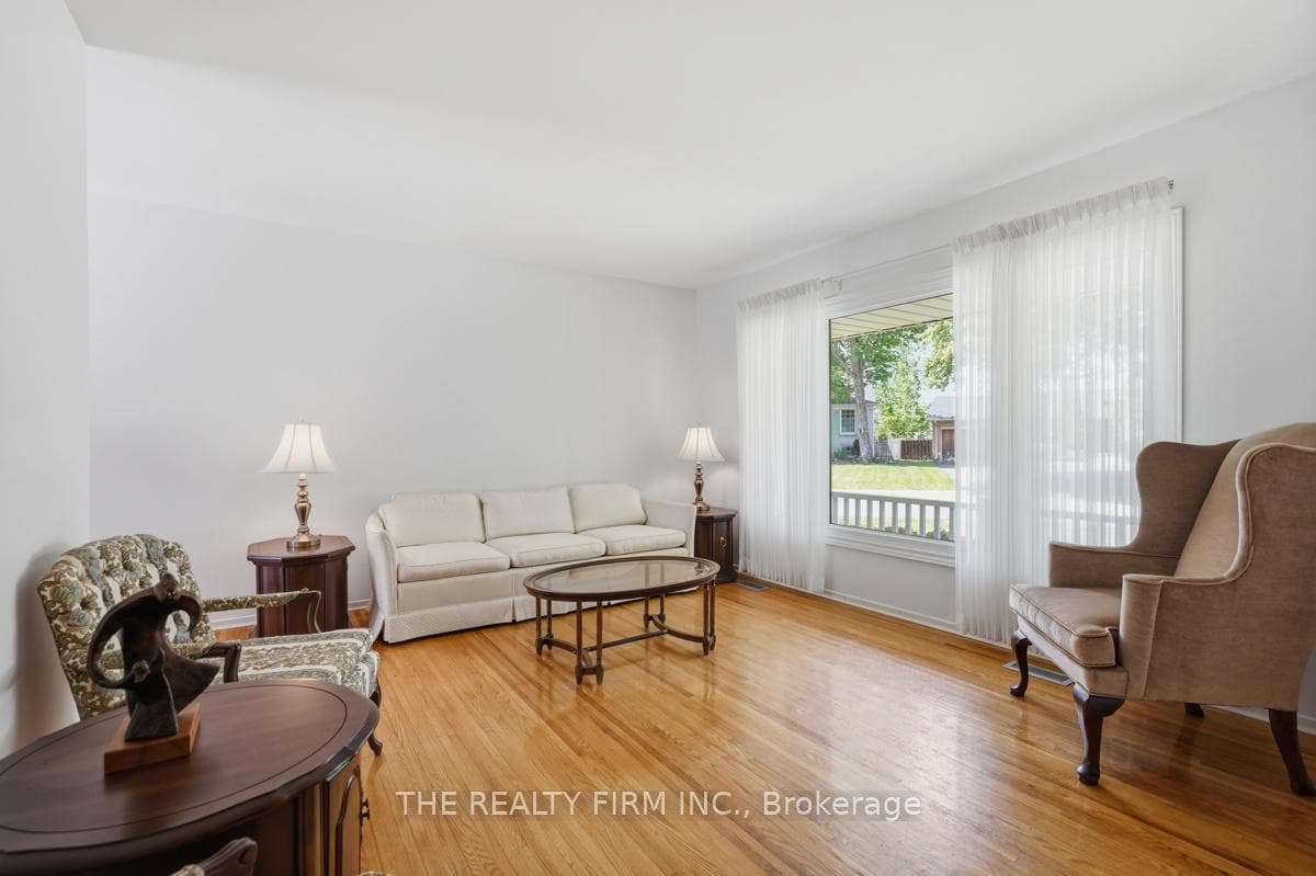 52 Maxwell Crescent photo 10