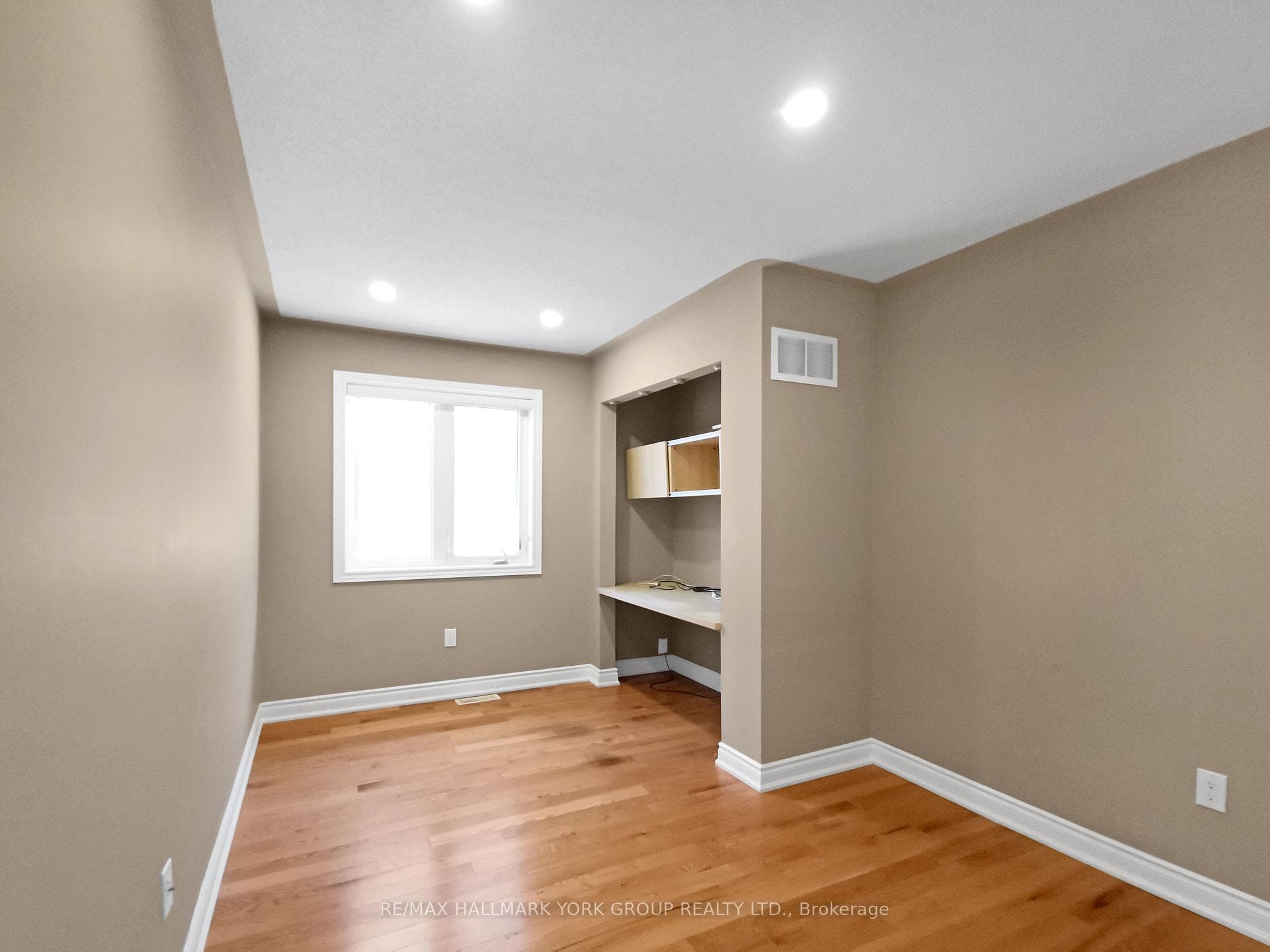 311 Twin Hills Crescent photo 19