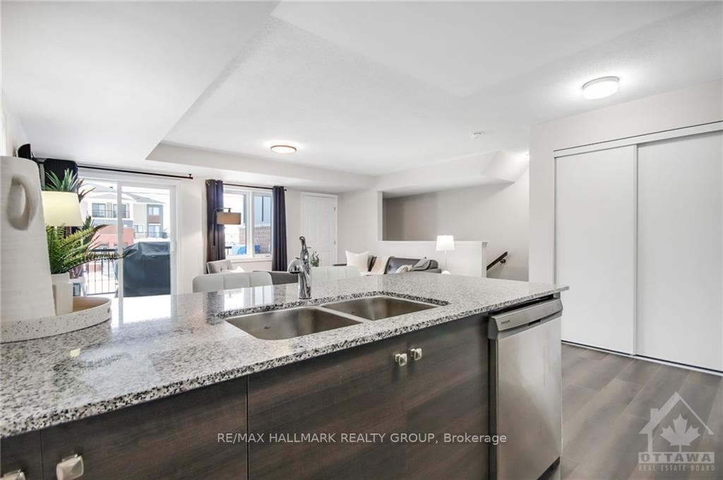 298 Zenith Private photo 7