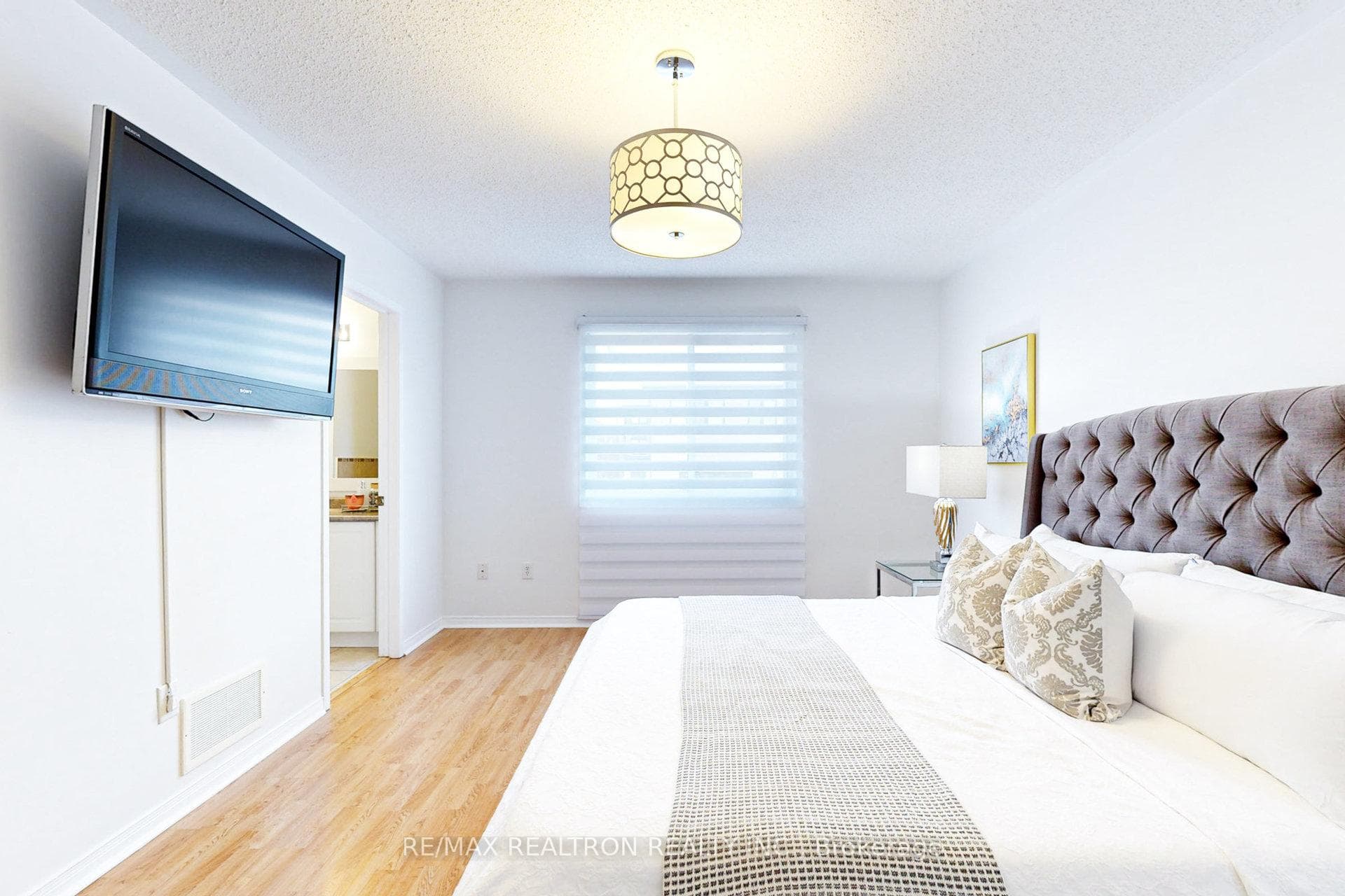 971 Oaktree Crescent photo 27