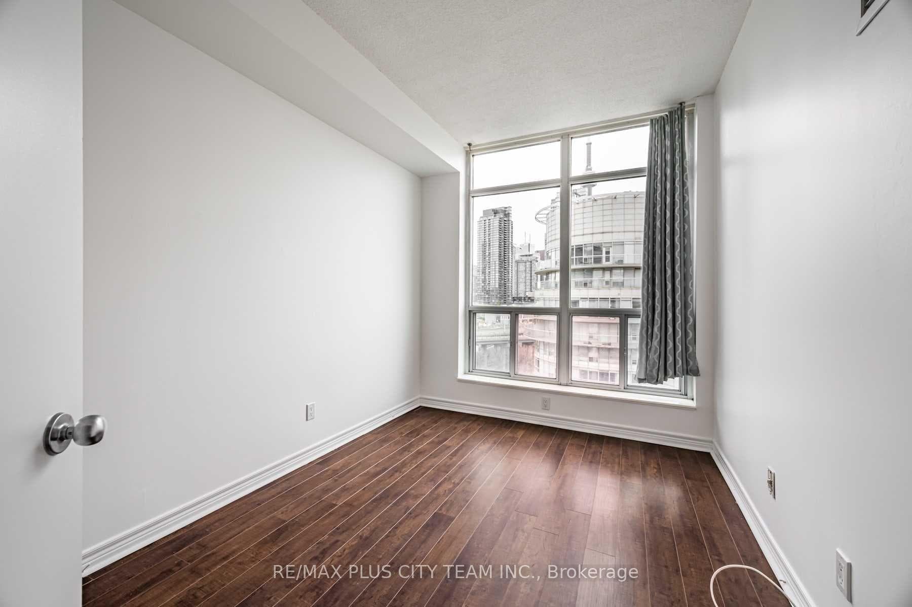 600 Queens Quay Unit SPH07 photo 14
