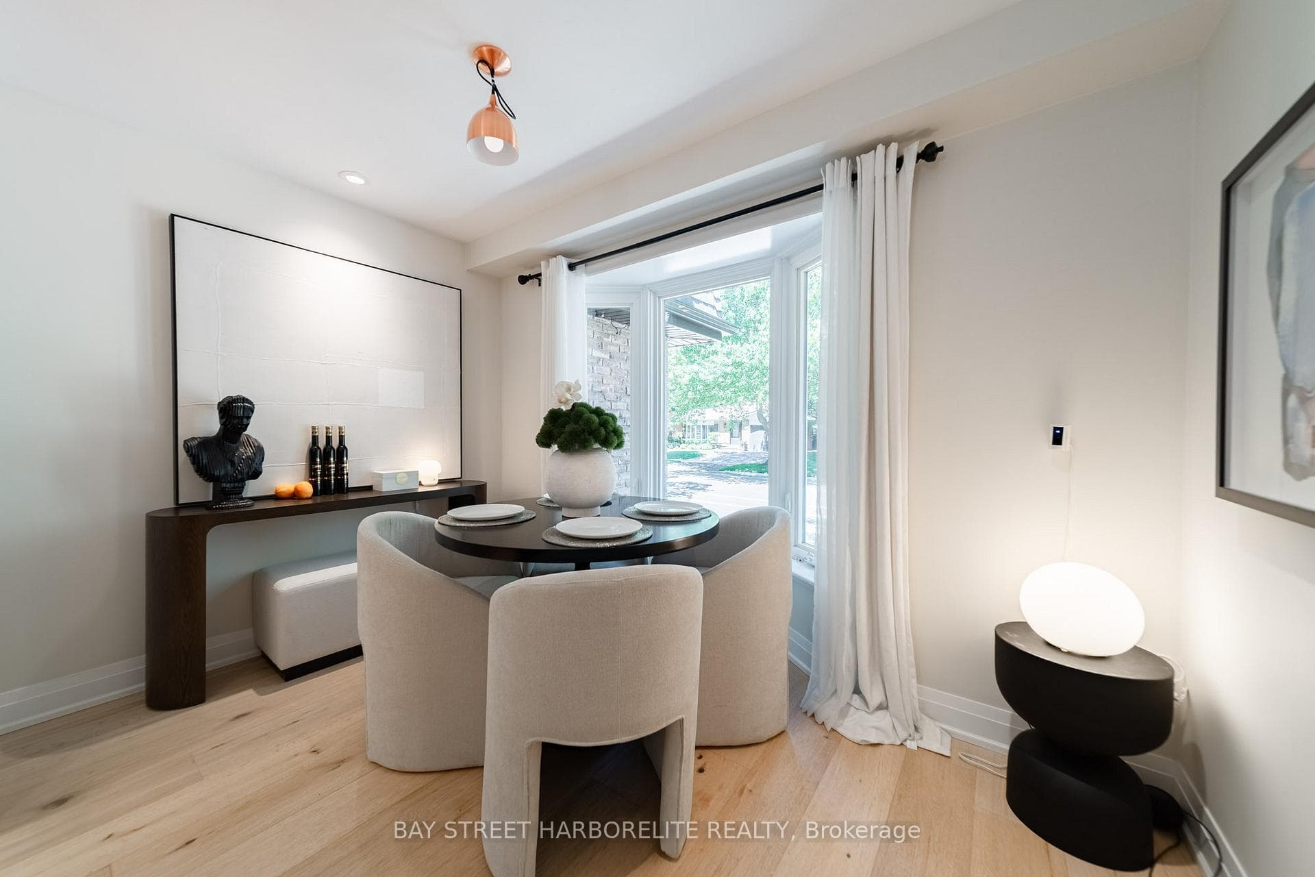 2366 Devon Road photo 5