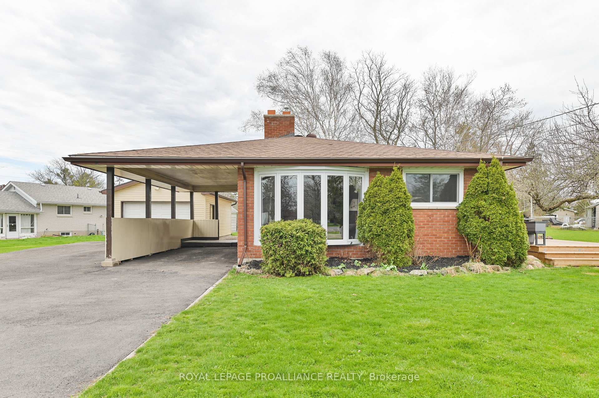 16 Thurlow Drive photo 3