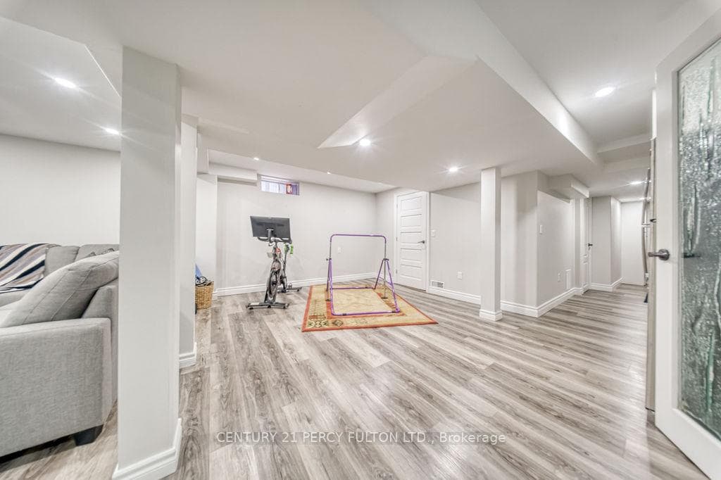 18 Booth Crescent photo 33