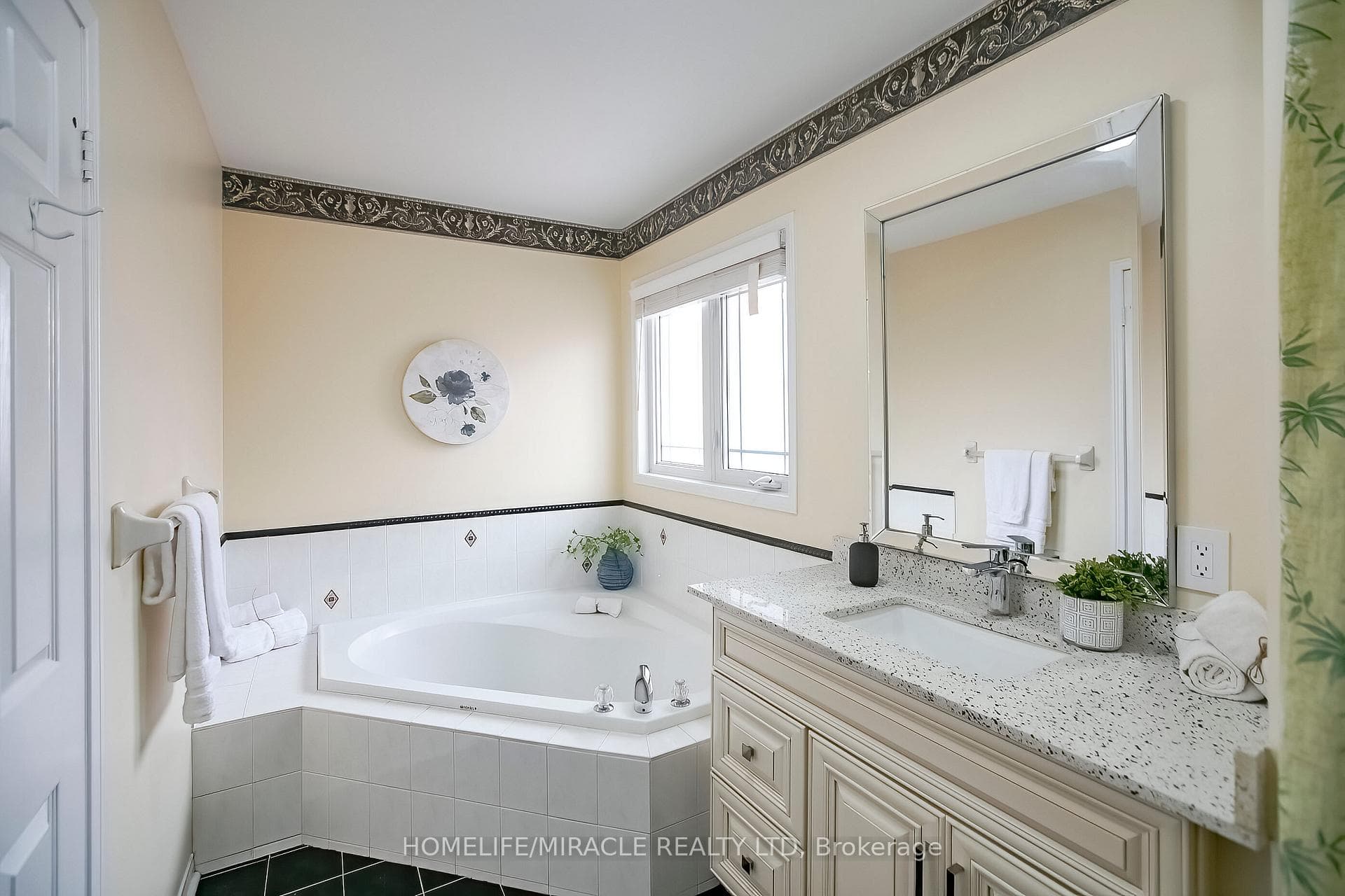61 LAURAGLEN Crescent photo 28