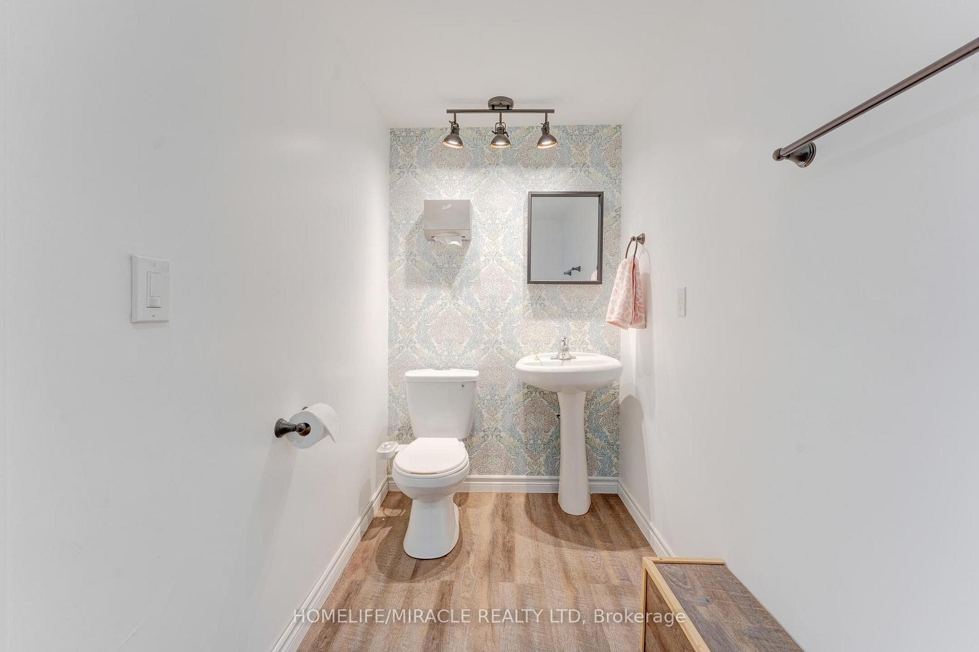 76 Frobisher Court photo 33