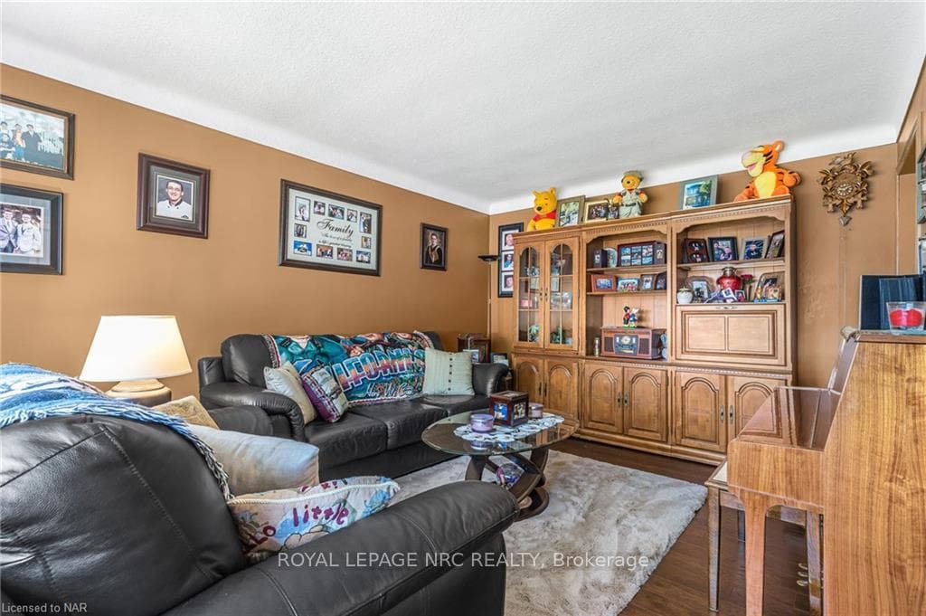 7563 Redhaven Crescent photo 5
