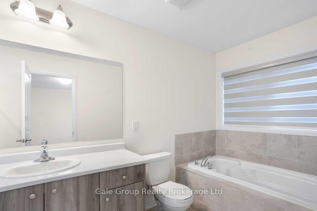 456 ADELAIDE Street photo 22