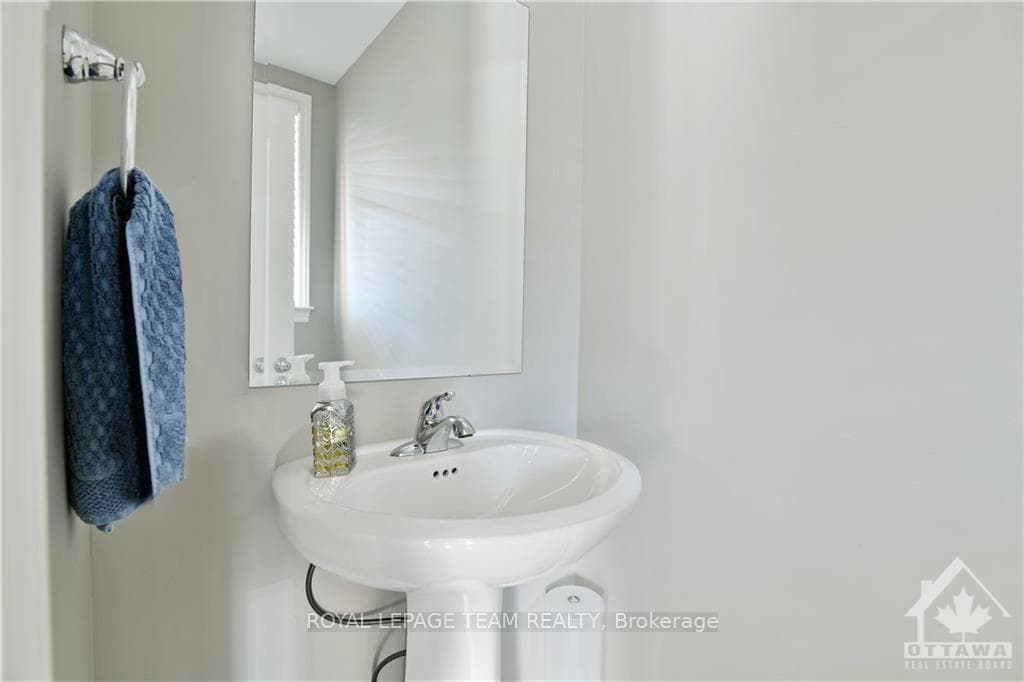 793 HAZELNUT Crescent photo 4