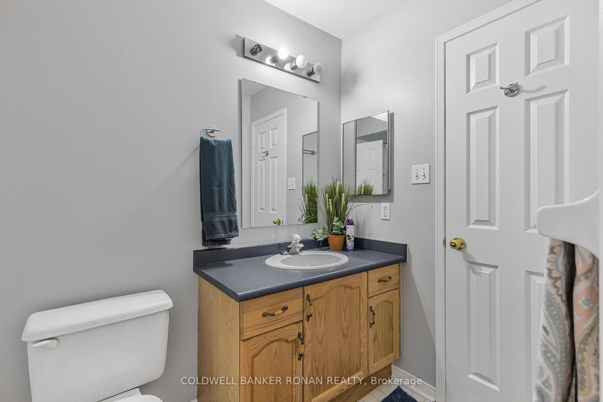 64 Henderson Crescent photo 17