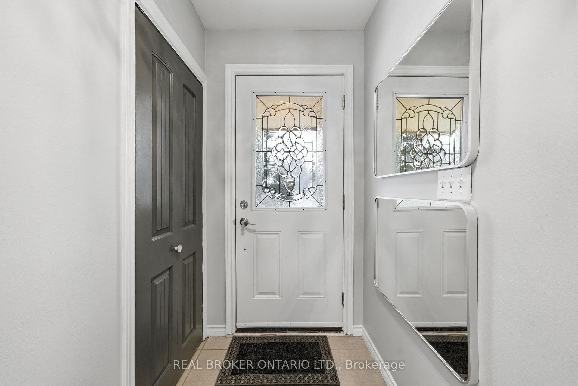 1157 Lakeshore Road photo 3