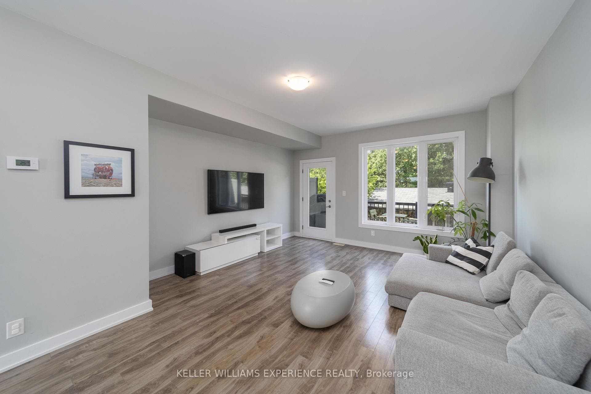 540 Essa Road Unit 29 photo 4