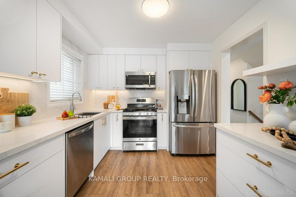 32 Elena Crescent photo 6