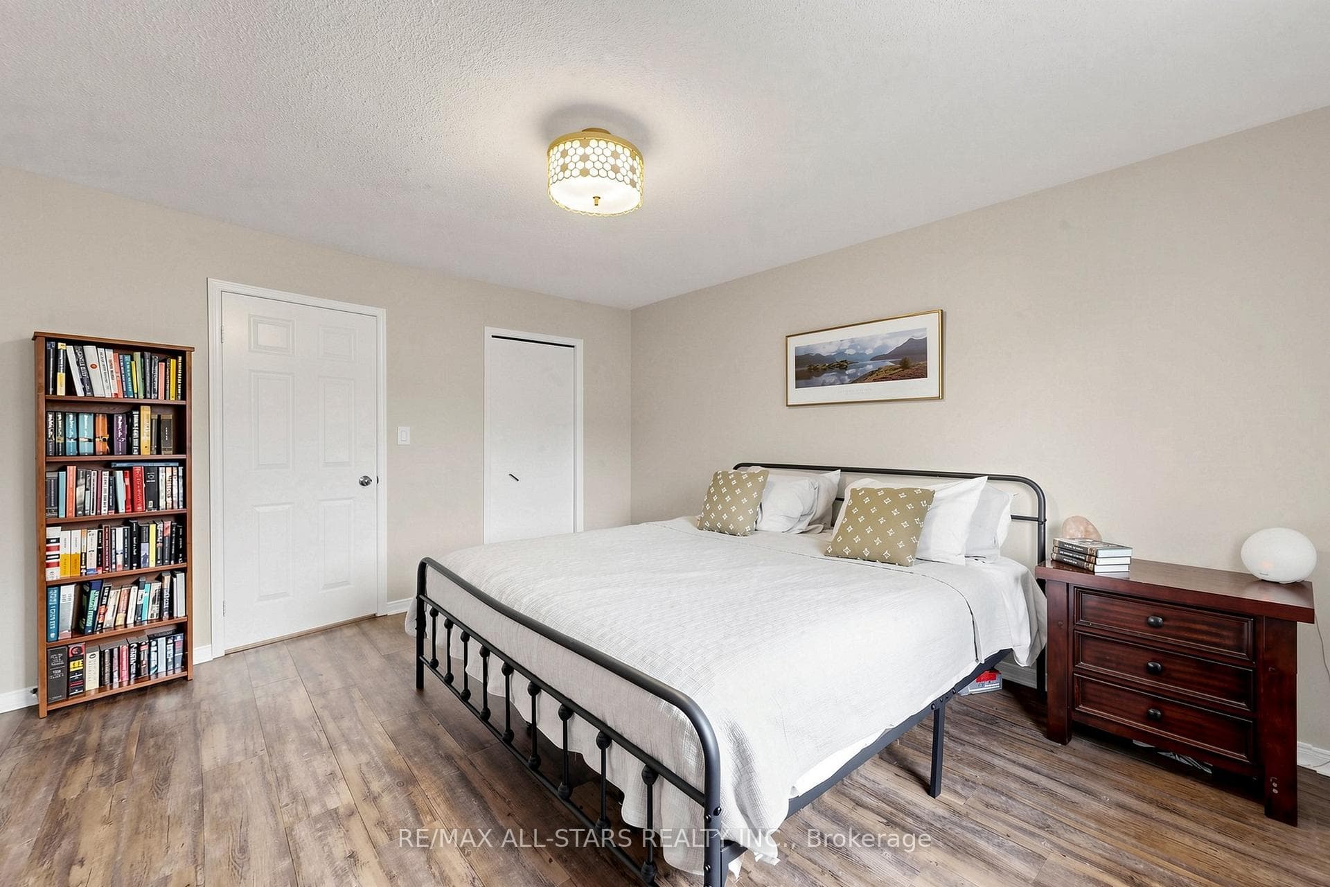 15 Applewood Crescent photo 24