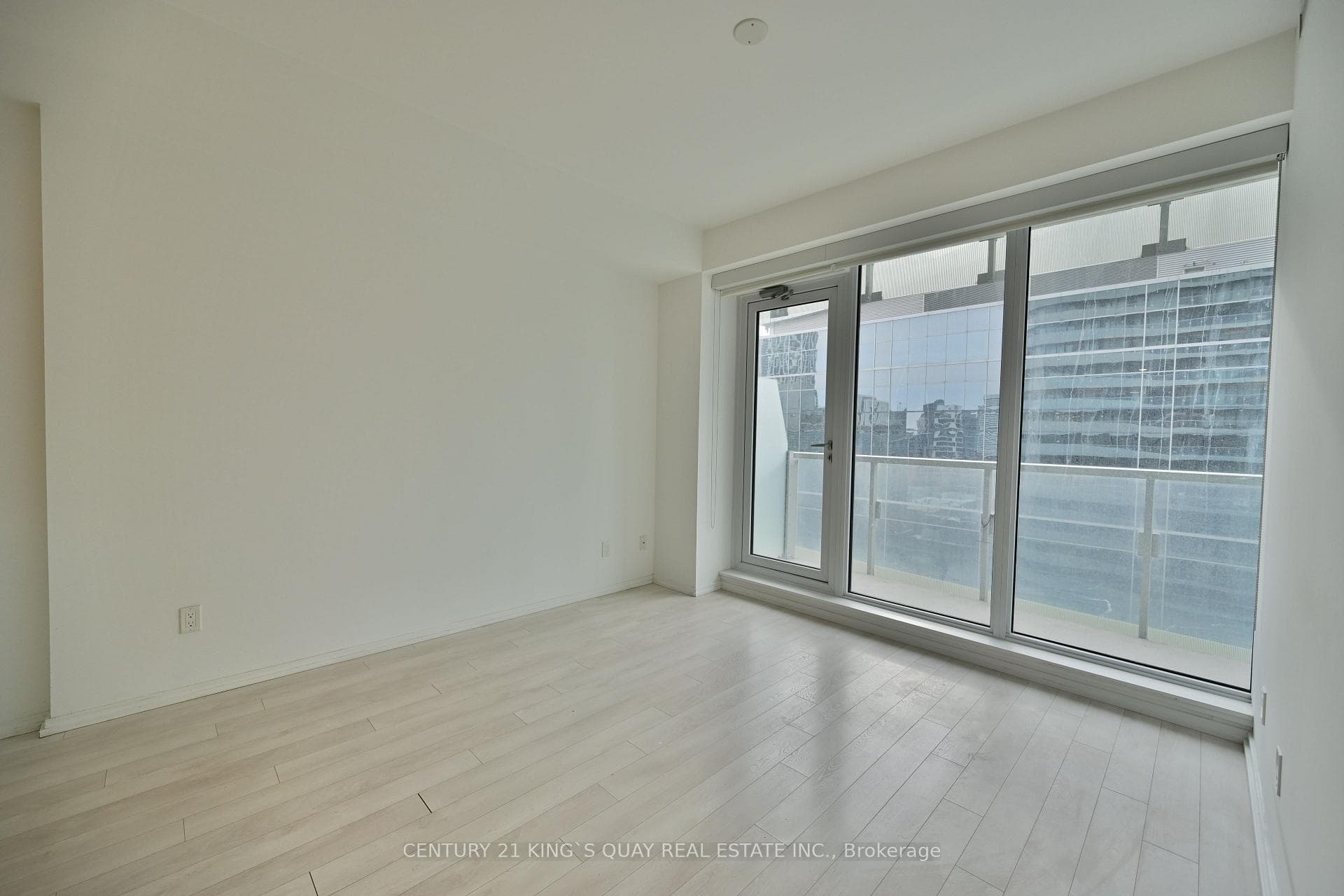 197 Yonge Street Unit 1907 photo 6