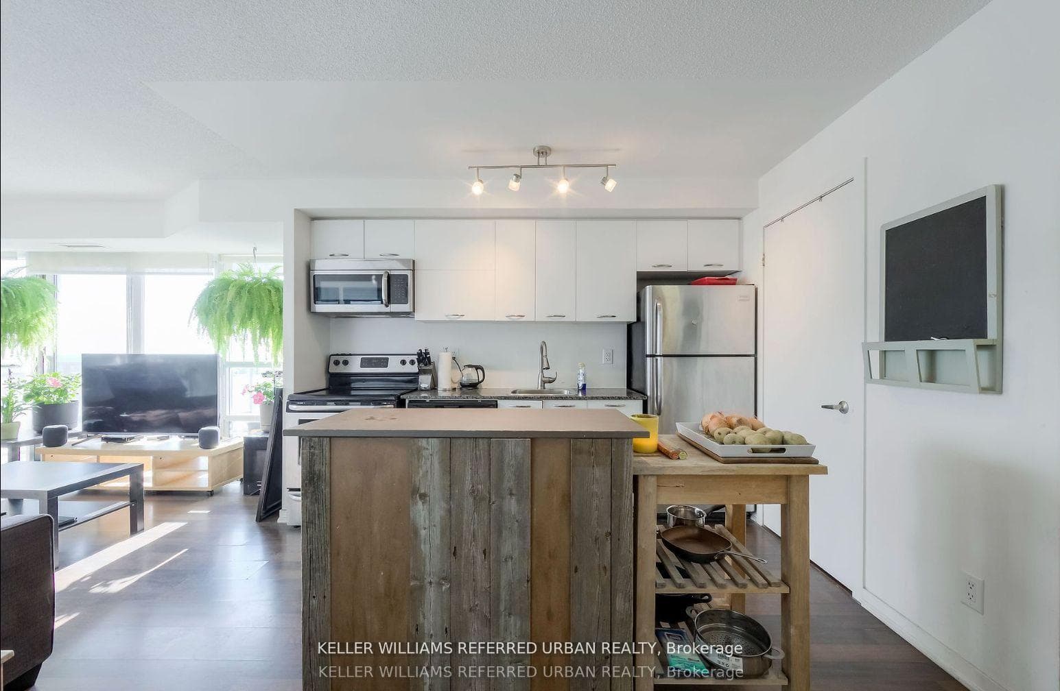 38 Joe Shuster Way Unit 1305 photo 7