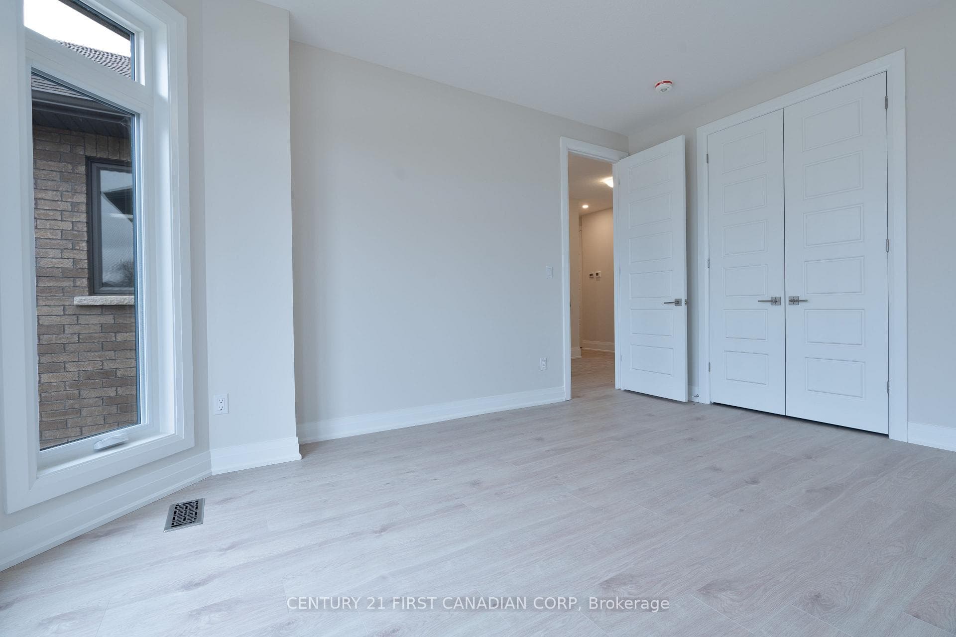 242 LEITCH Street photo 6