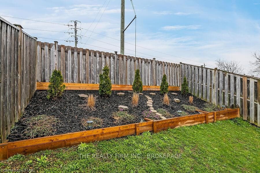 474 BRONCO Crescent photo 33