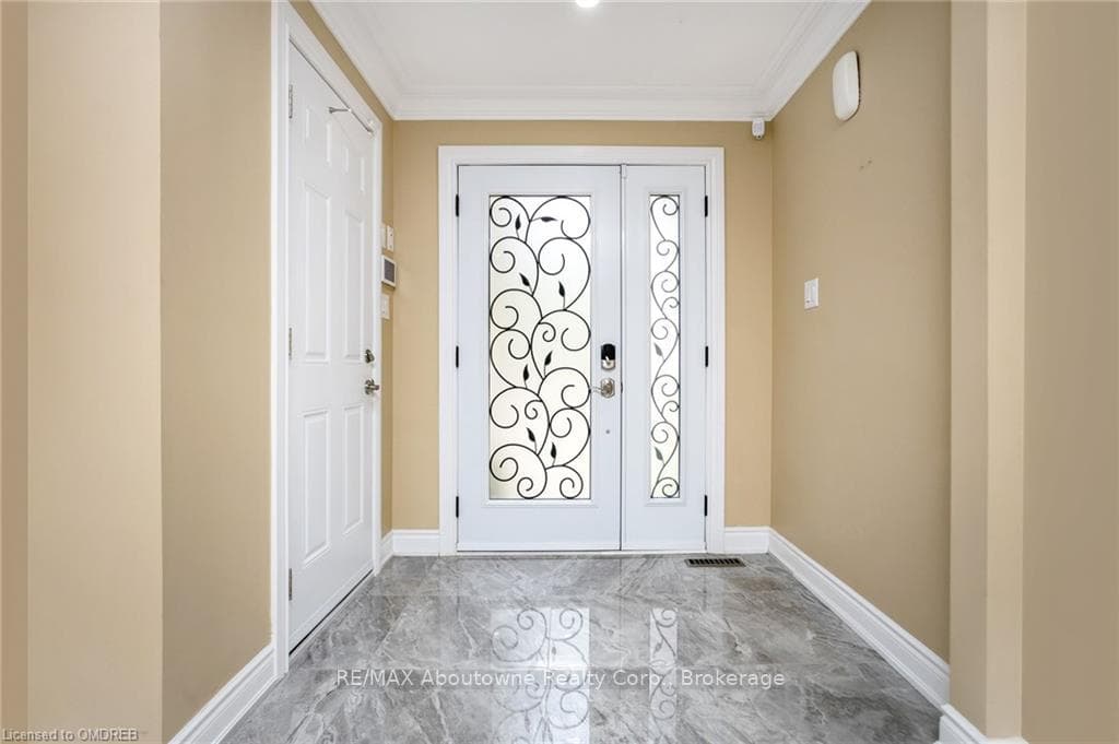 2235 GRENVILLE Drive photo 6
