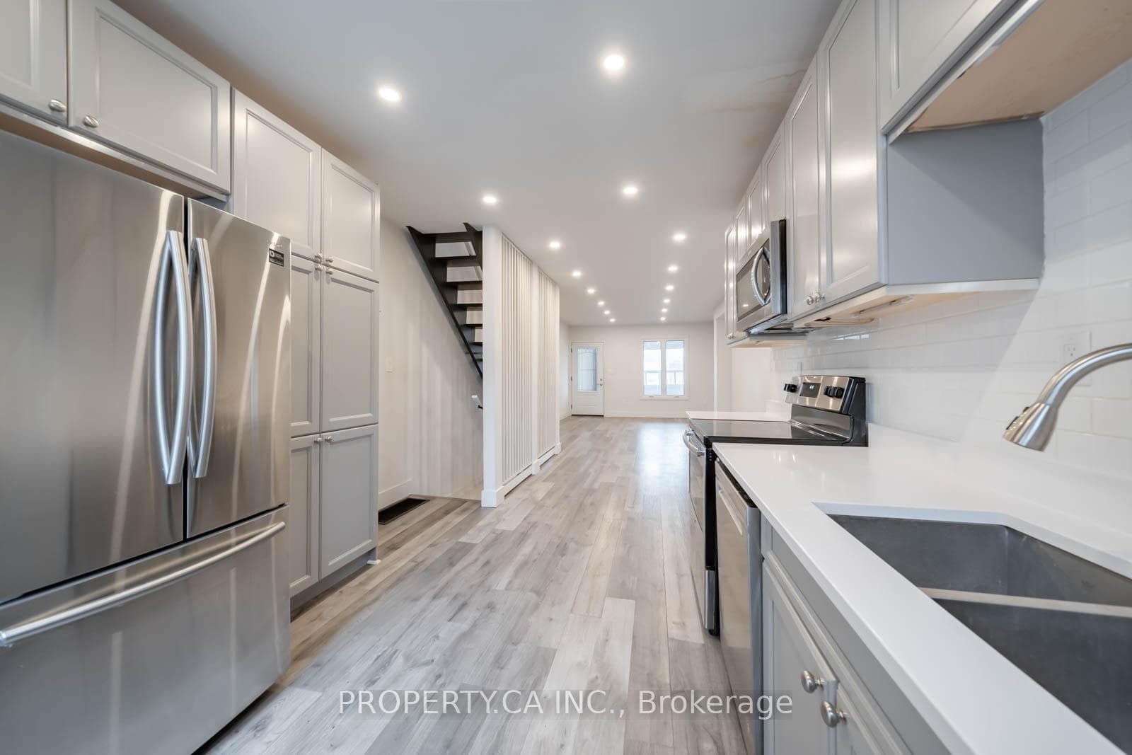 680 Coxwell Avenue photo 5